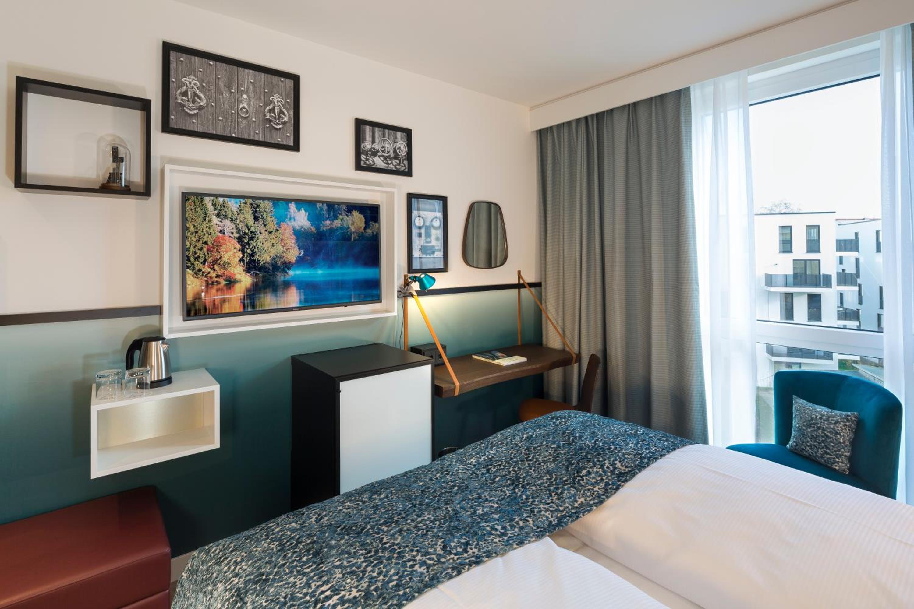 Premium Queen Room with Courtyard View