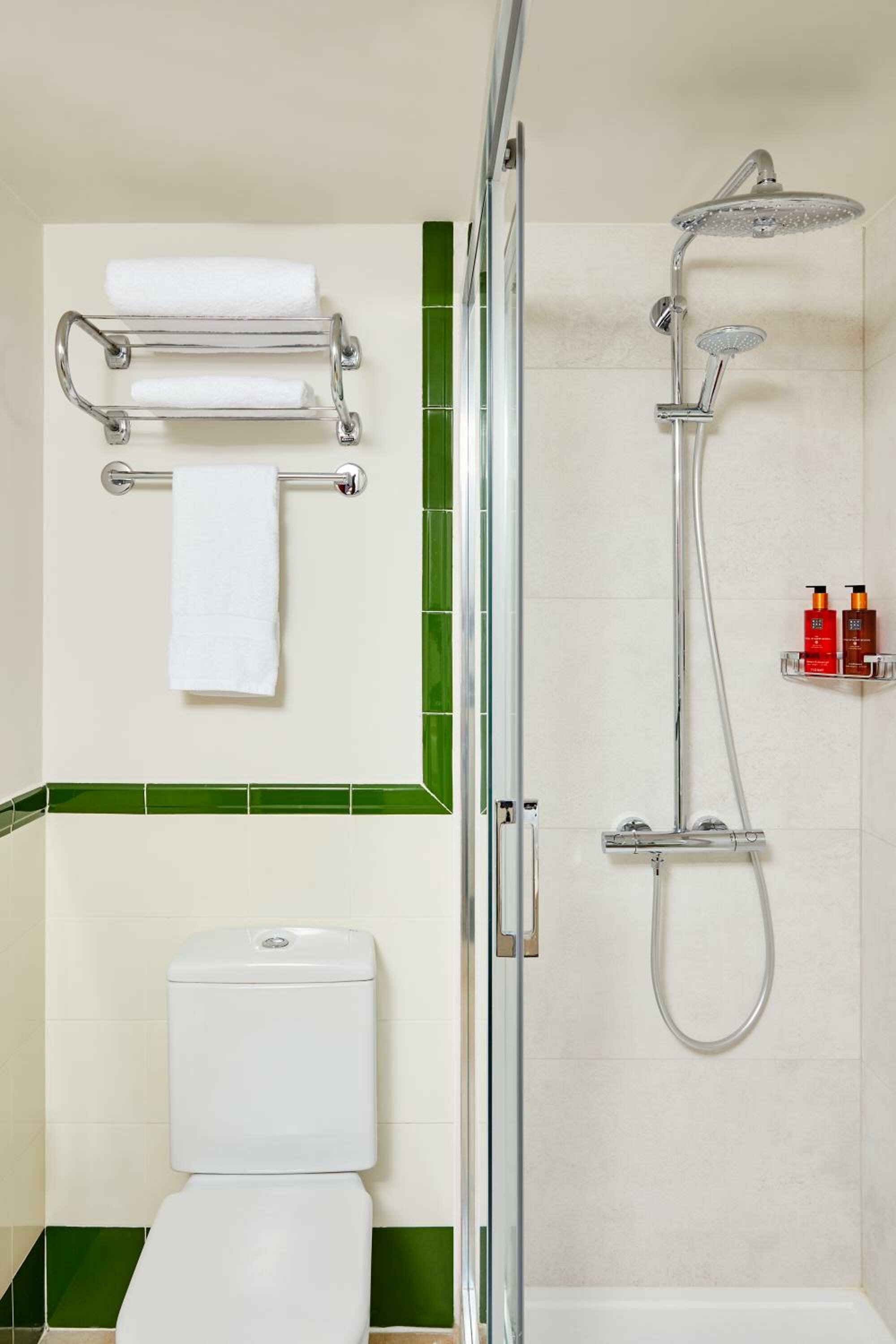 King Room - Mobility Access/Roll in Shower - Non-Smoking
