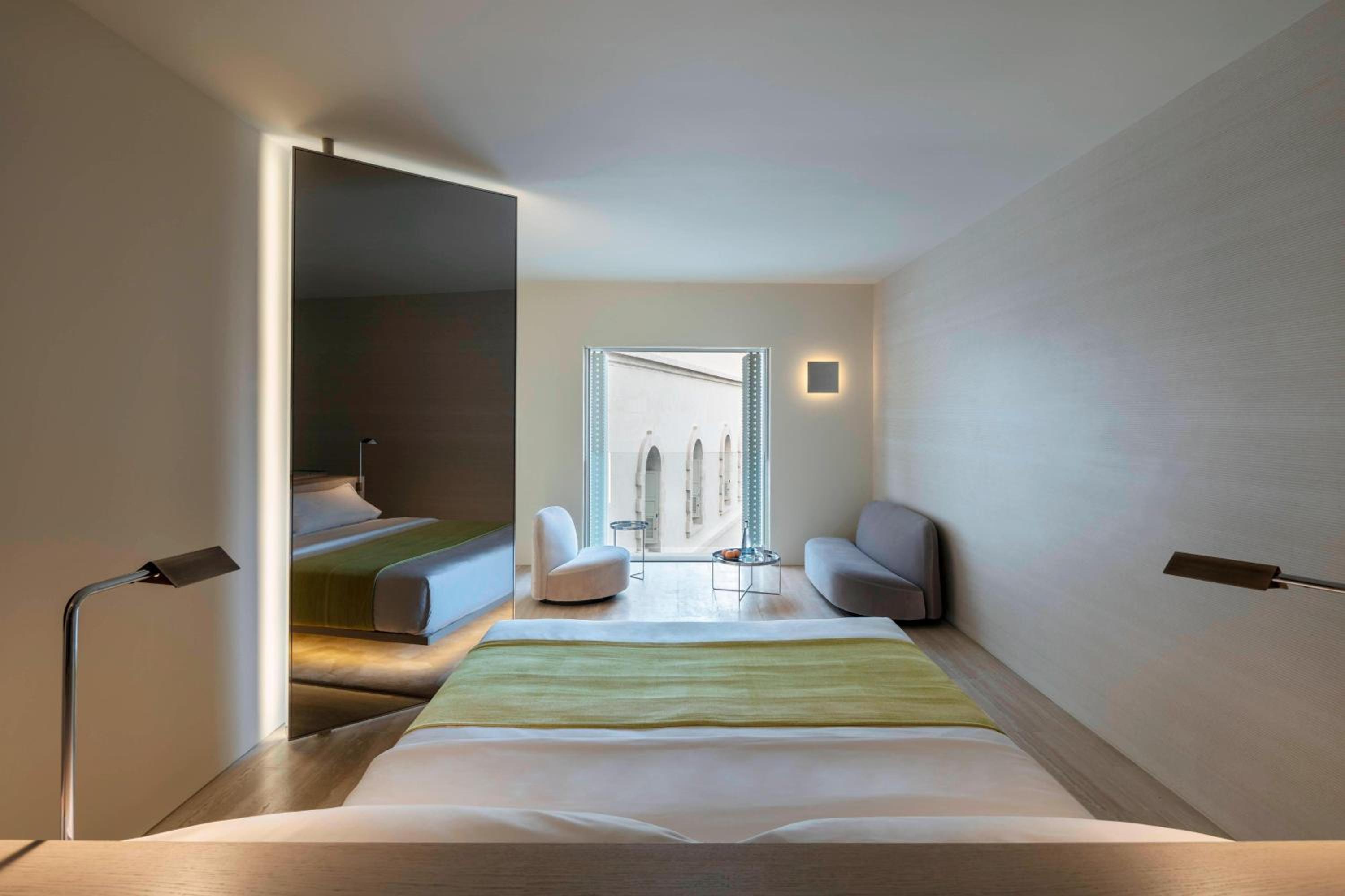 Executive, Larger Guest Room, 1 King, Pool View