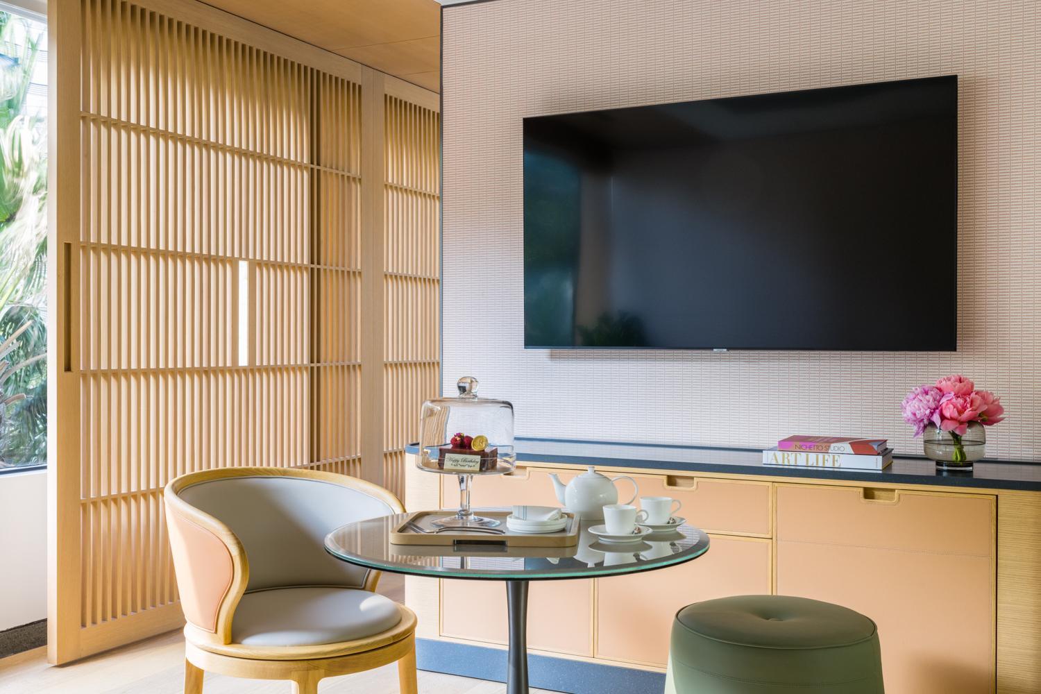 1 King Suite with Sea View - Regent Club Access