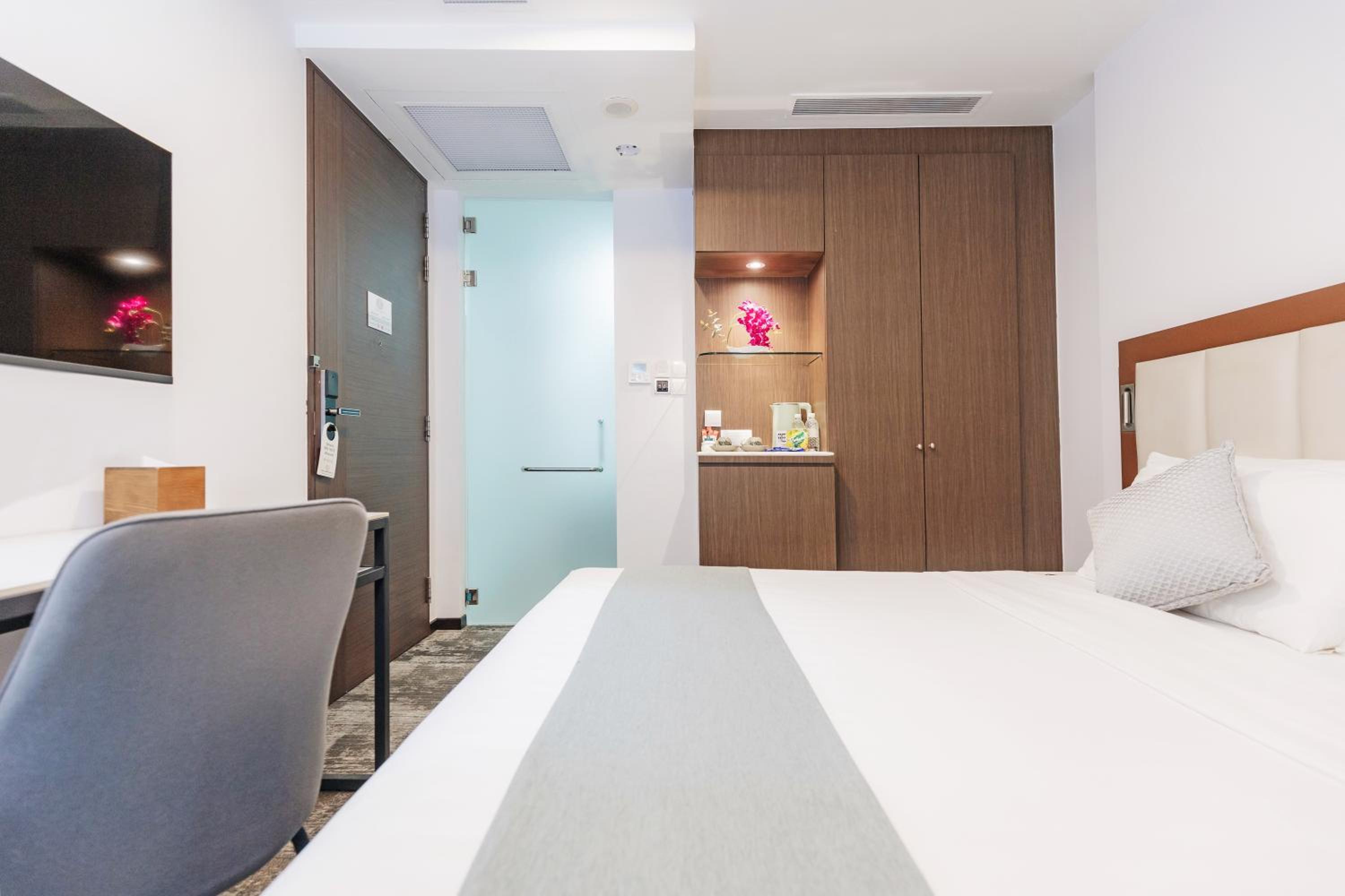 Superior Queen with Skylight & Bathtub (no window)