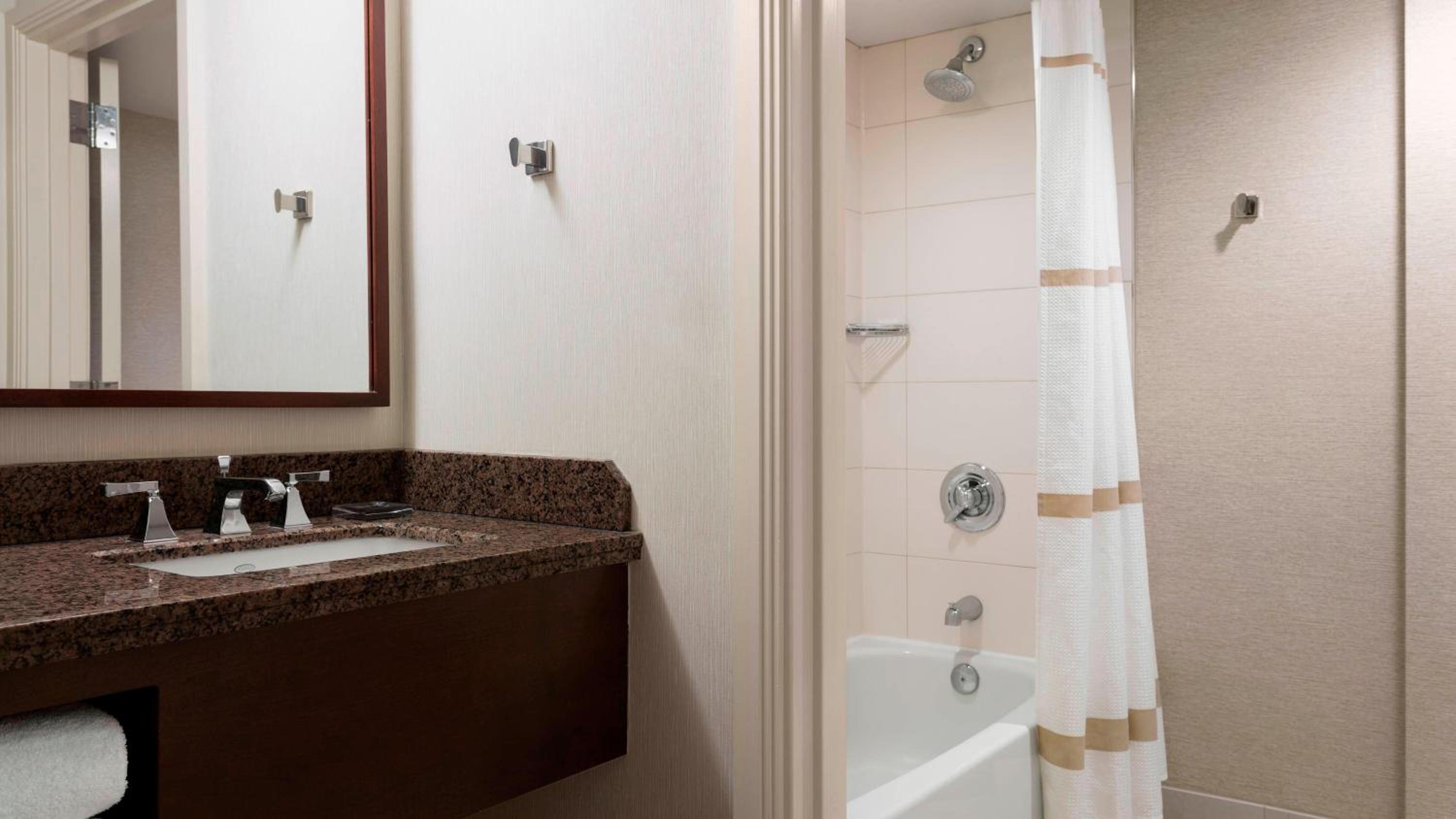 Double Room with Two Double Beds and City View - Hearing Accessible