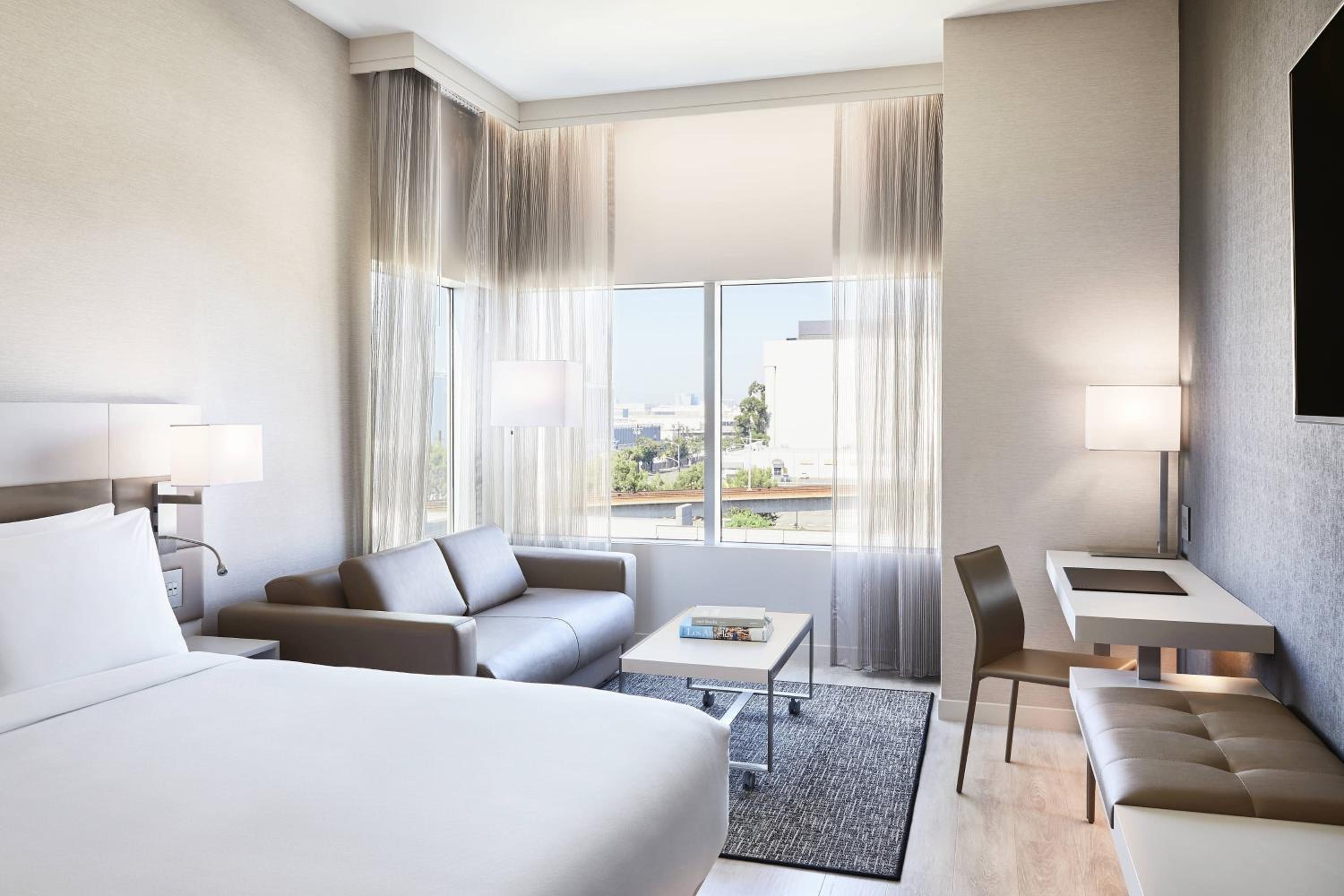  1 King, Sofa bed, City view