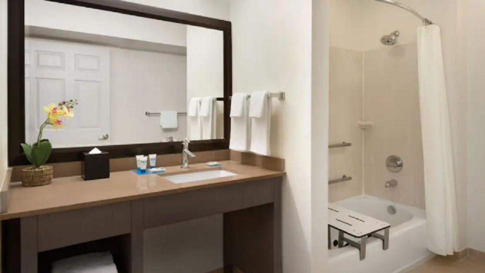 One-Bedroom Queen Suite with Accessible Tub - Disability Access