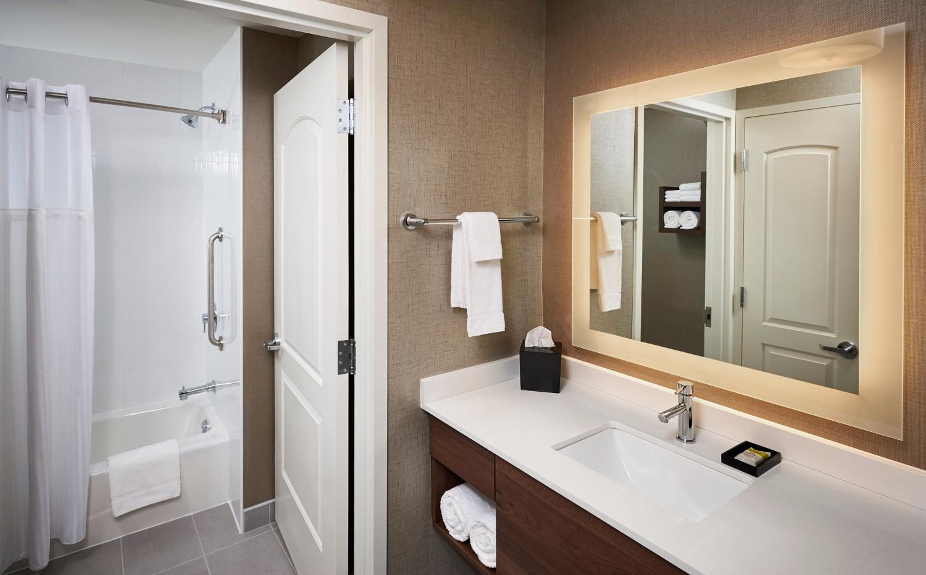One-Bedroom Suite with Tub - Mobility Accessible