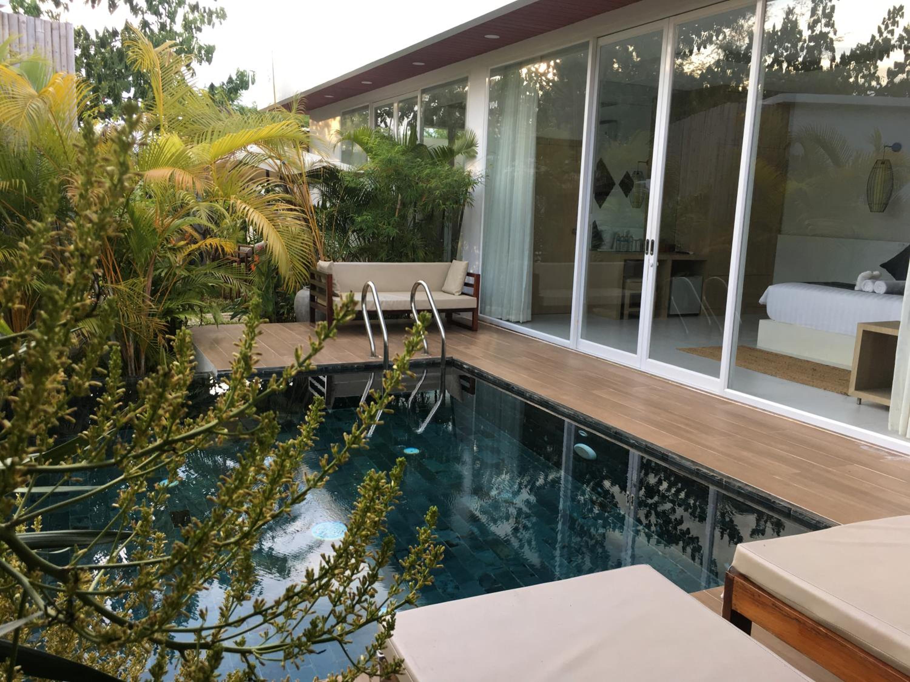 Executive Private Pool with 1 time fruit basket 