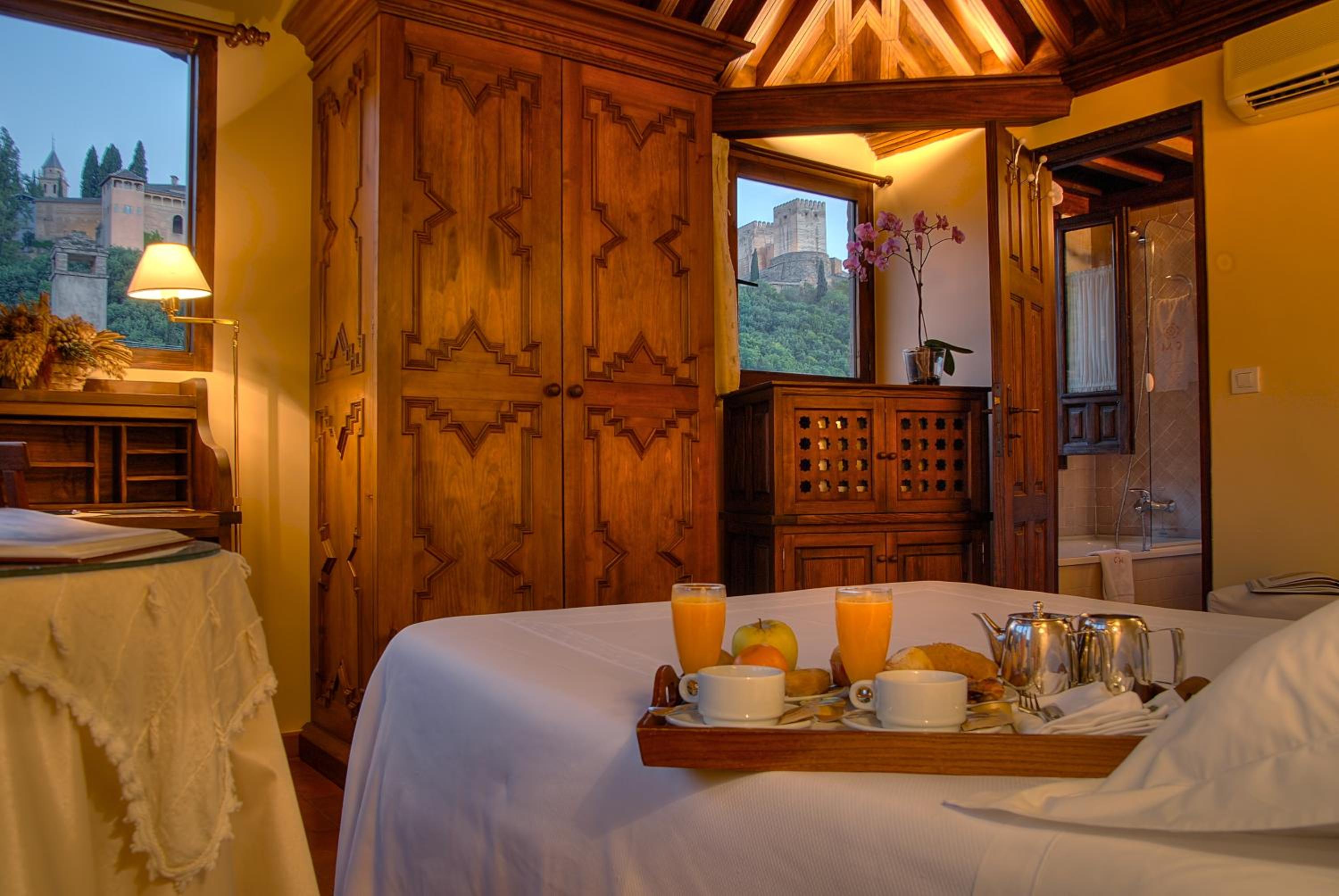 Double Room with frontal Alhambra view