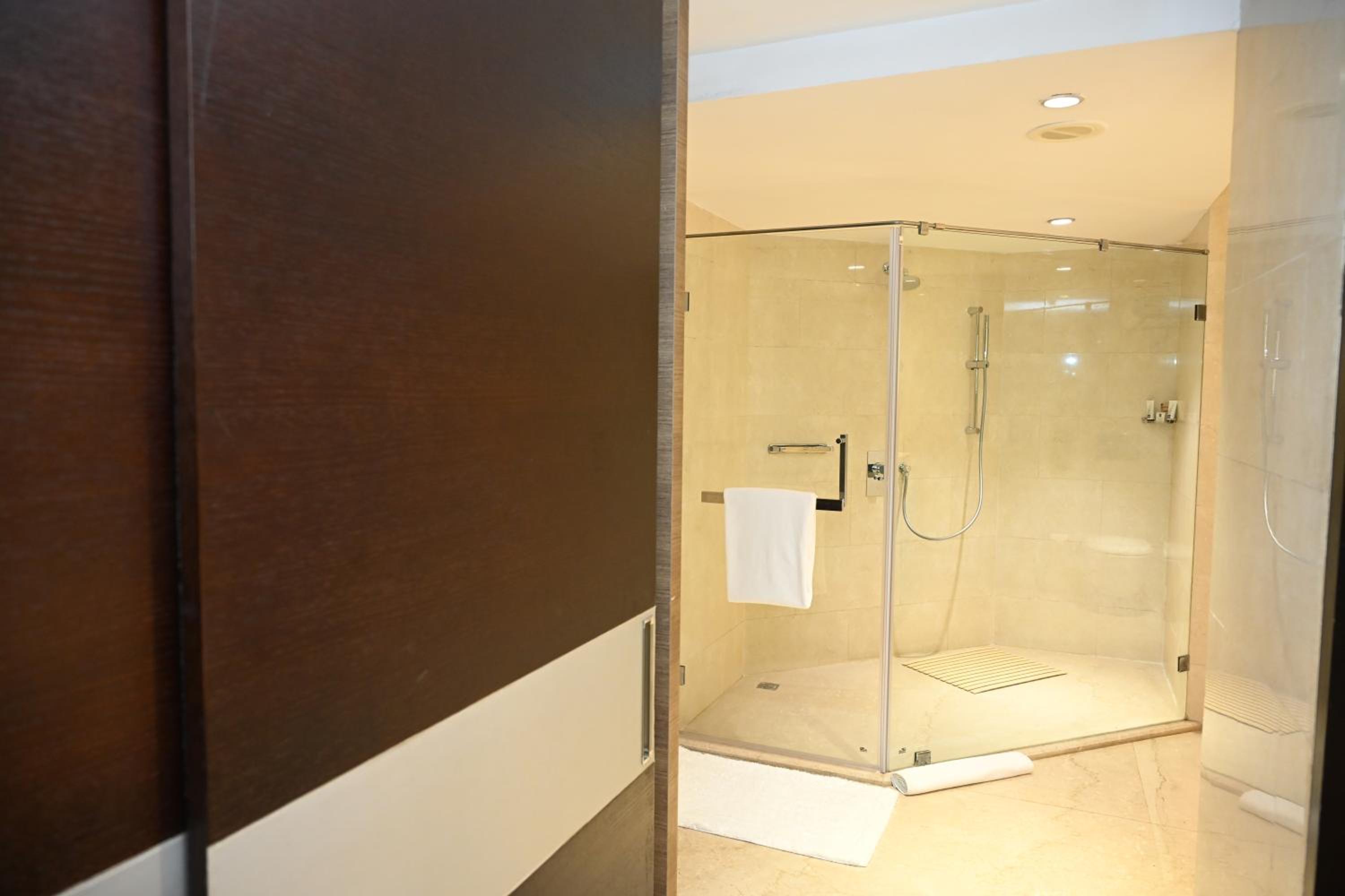 Business Suite - 10% discount on Food & soft beverages, Laundry & Spa