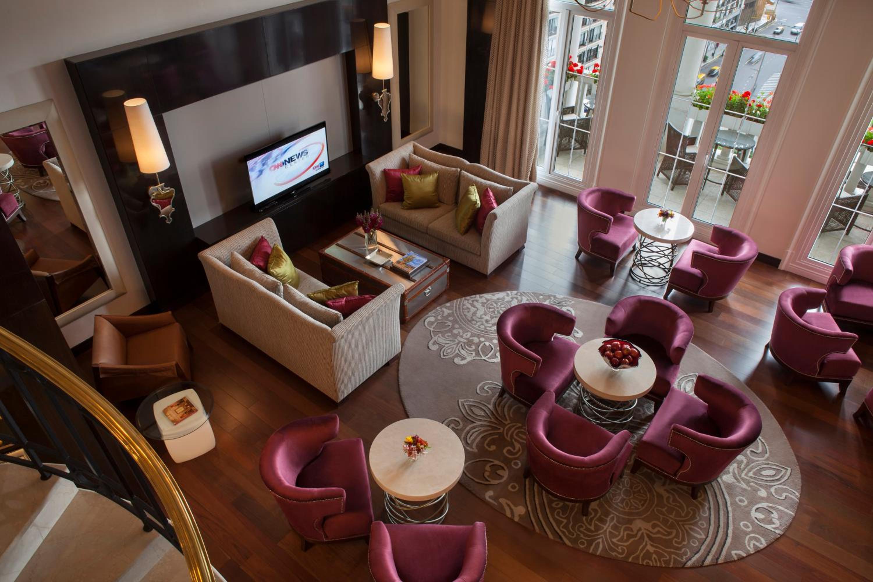 E-Lounge Room king bed