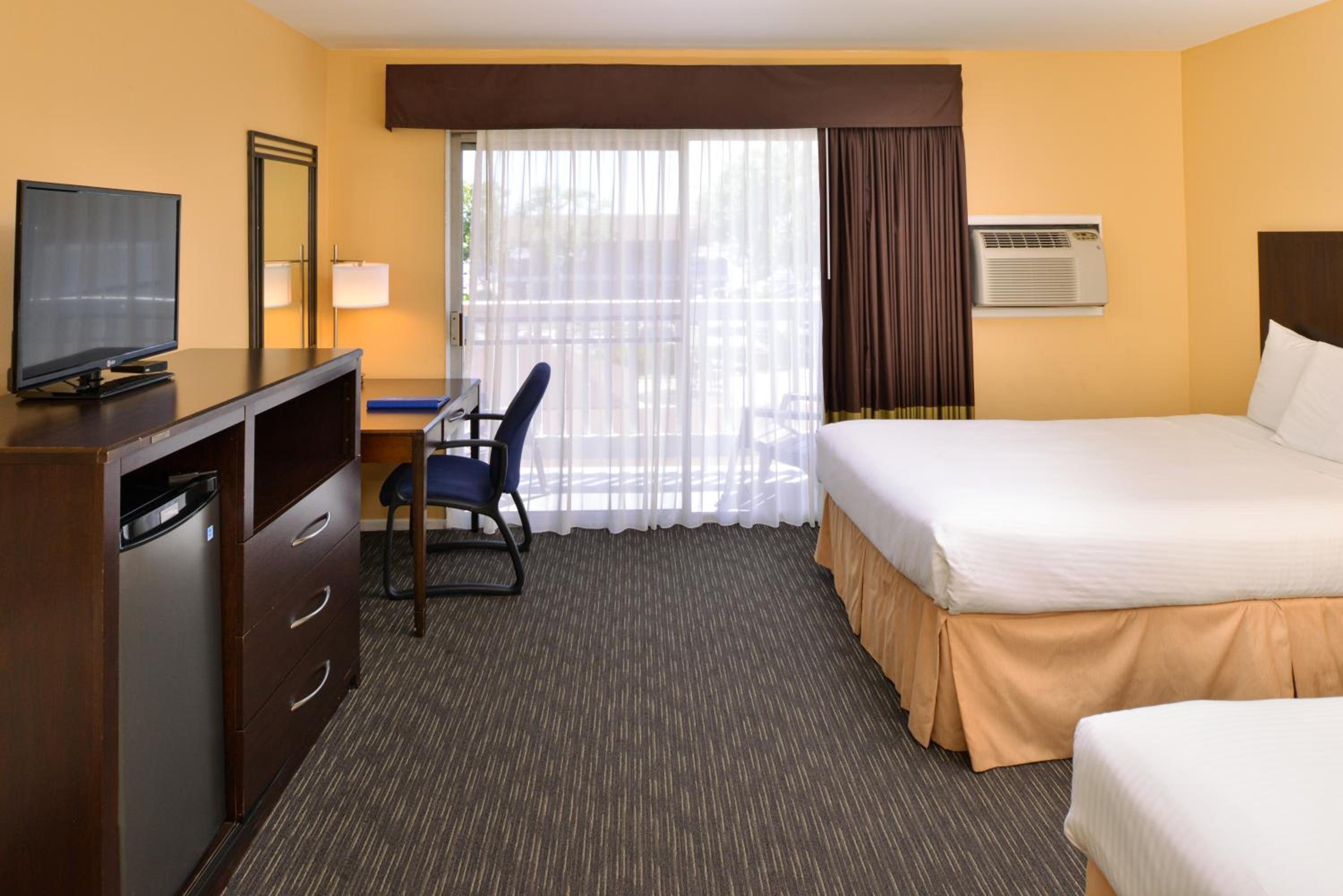 Queen Room with Pool View