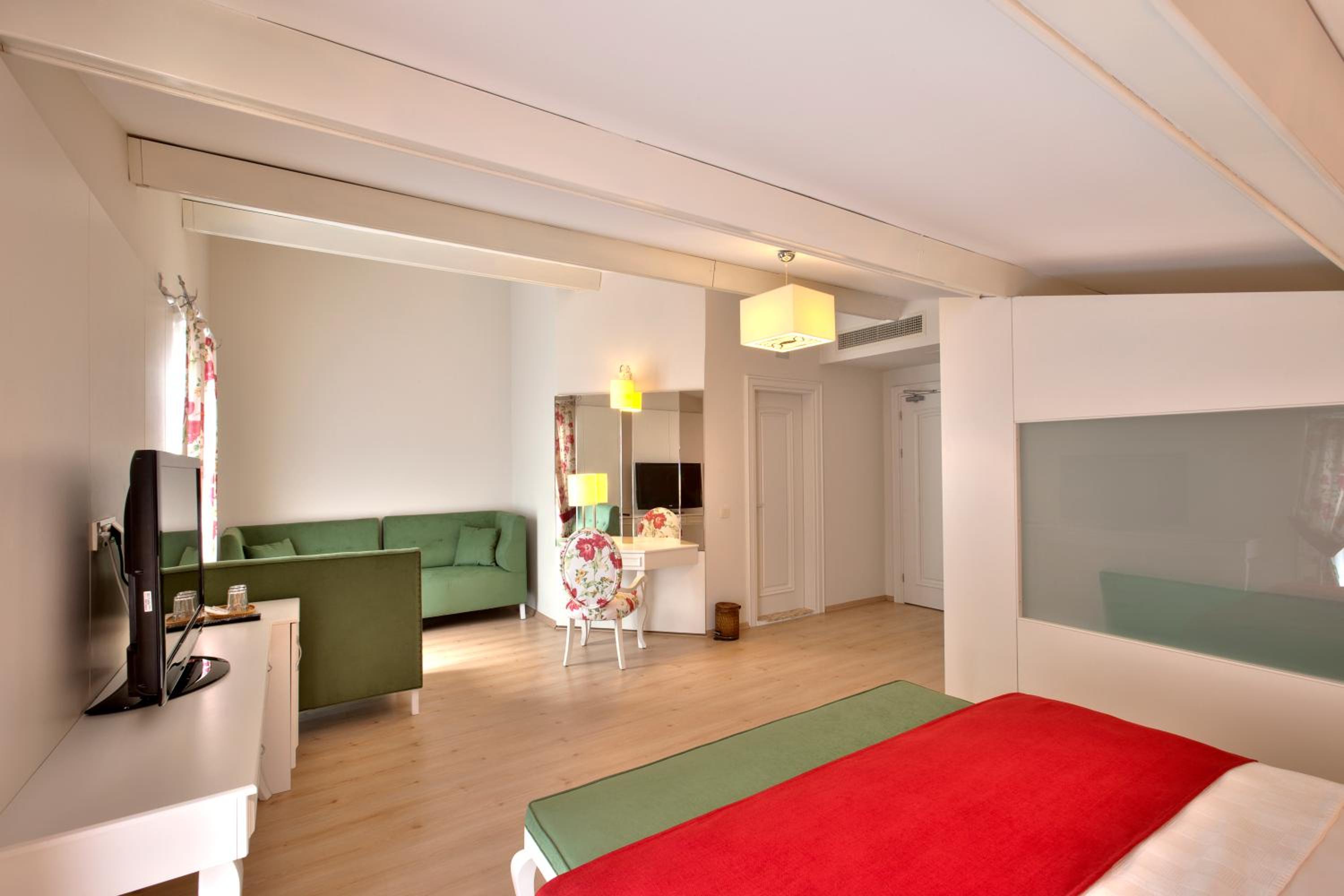 Queen Suite with Spa Bath