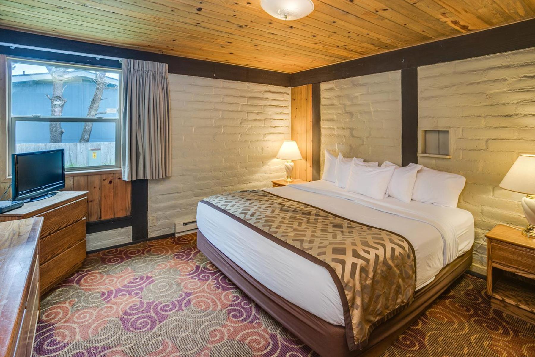 Two-Bedroom Suite with Kitchen and Hillside View - Pet Friendly