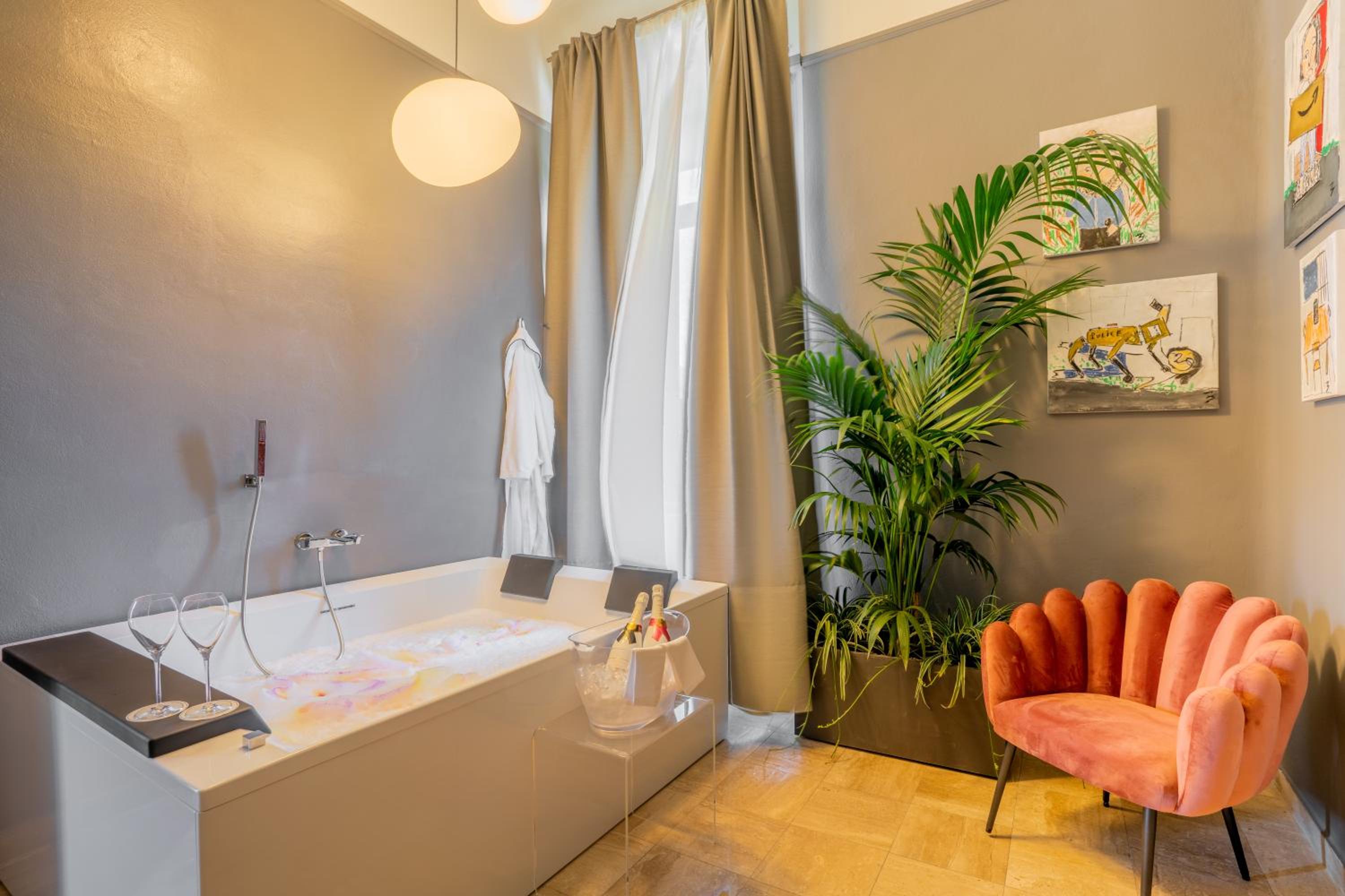 Deluxe Suite with Spa Bath