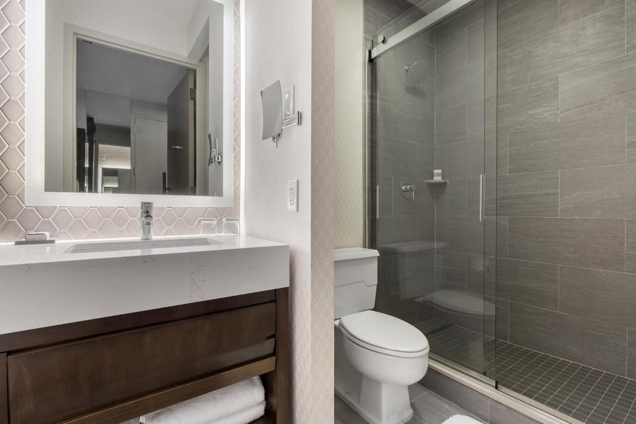 Club Signature Room - 1 King Bed