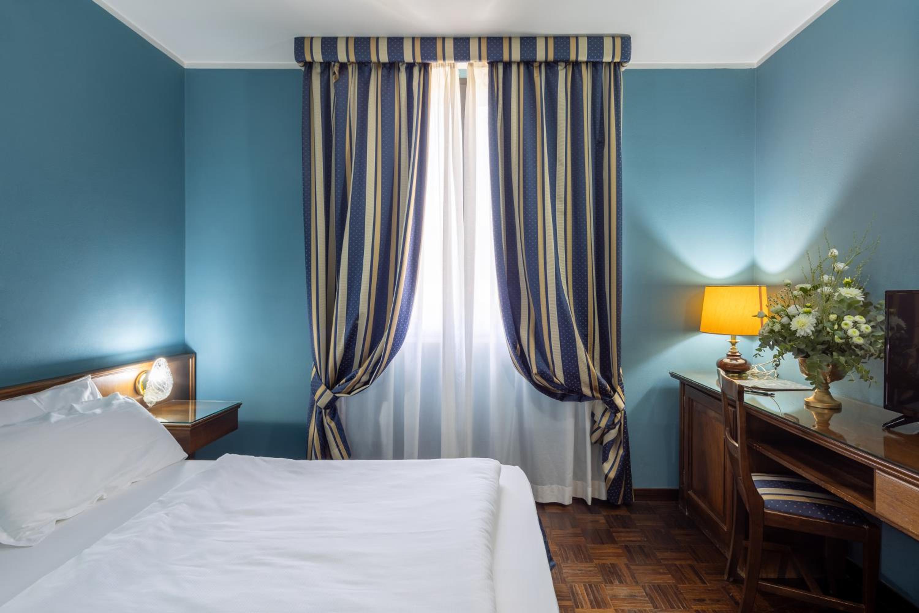 Business Queen Room