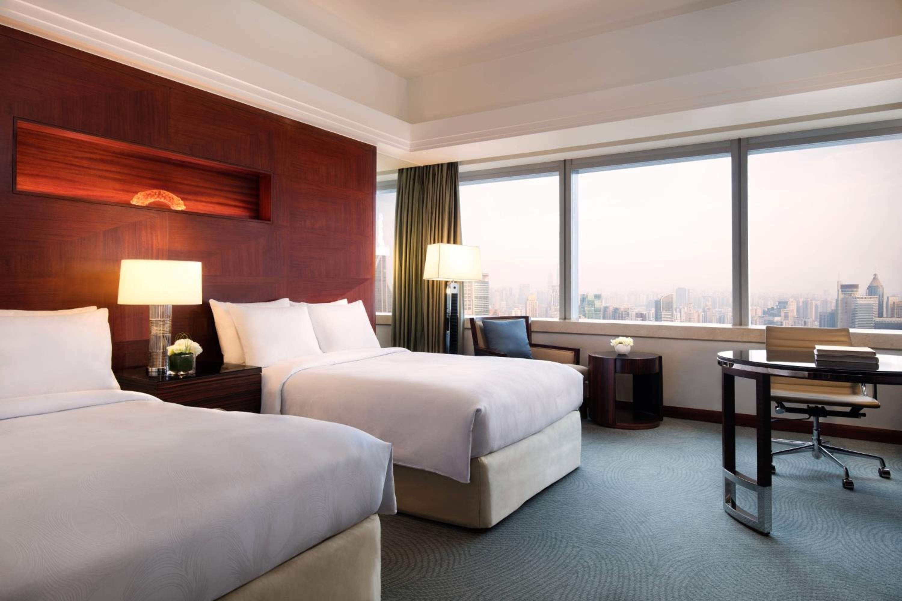 Executive Level Twin Room with Two Twin Beds and Skyline View