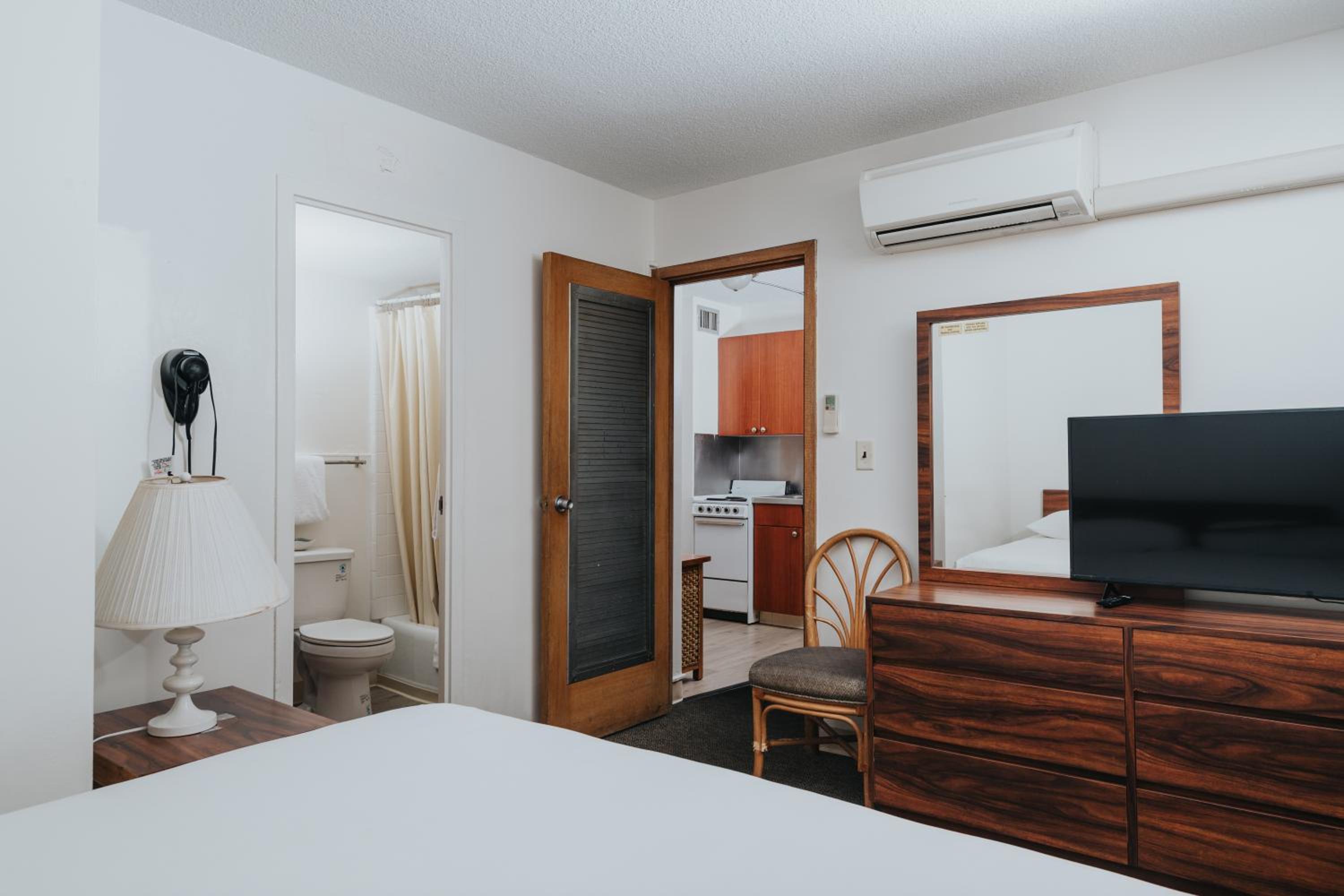 1 Bedroom Suite King and Sofa Sleeper with Full Kitchen