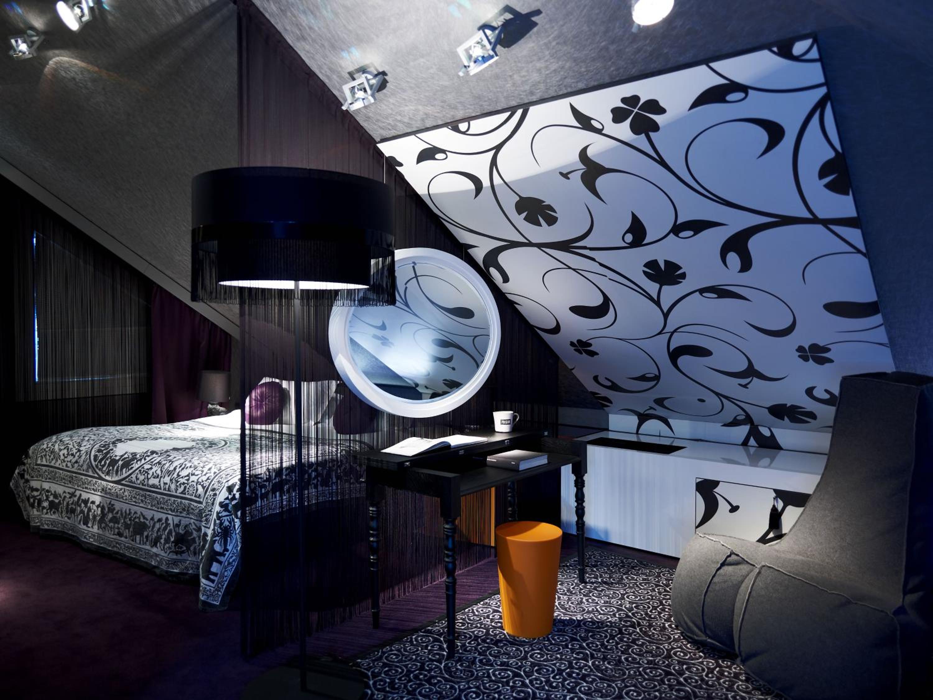 Opera Suite with King Bed - Corner Suite