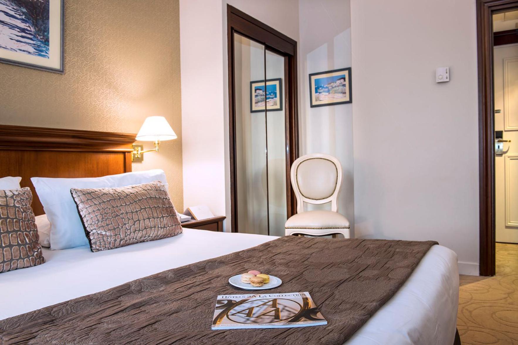 Double Room with Partial Sea View