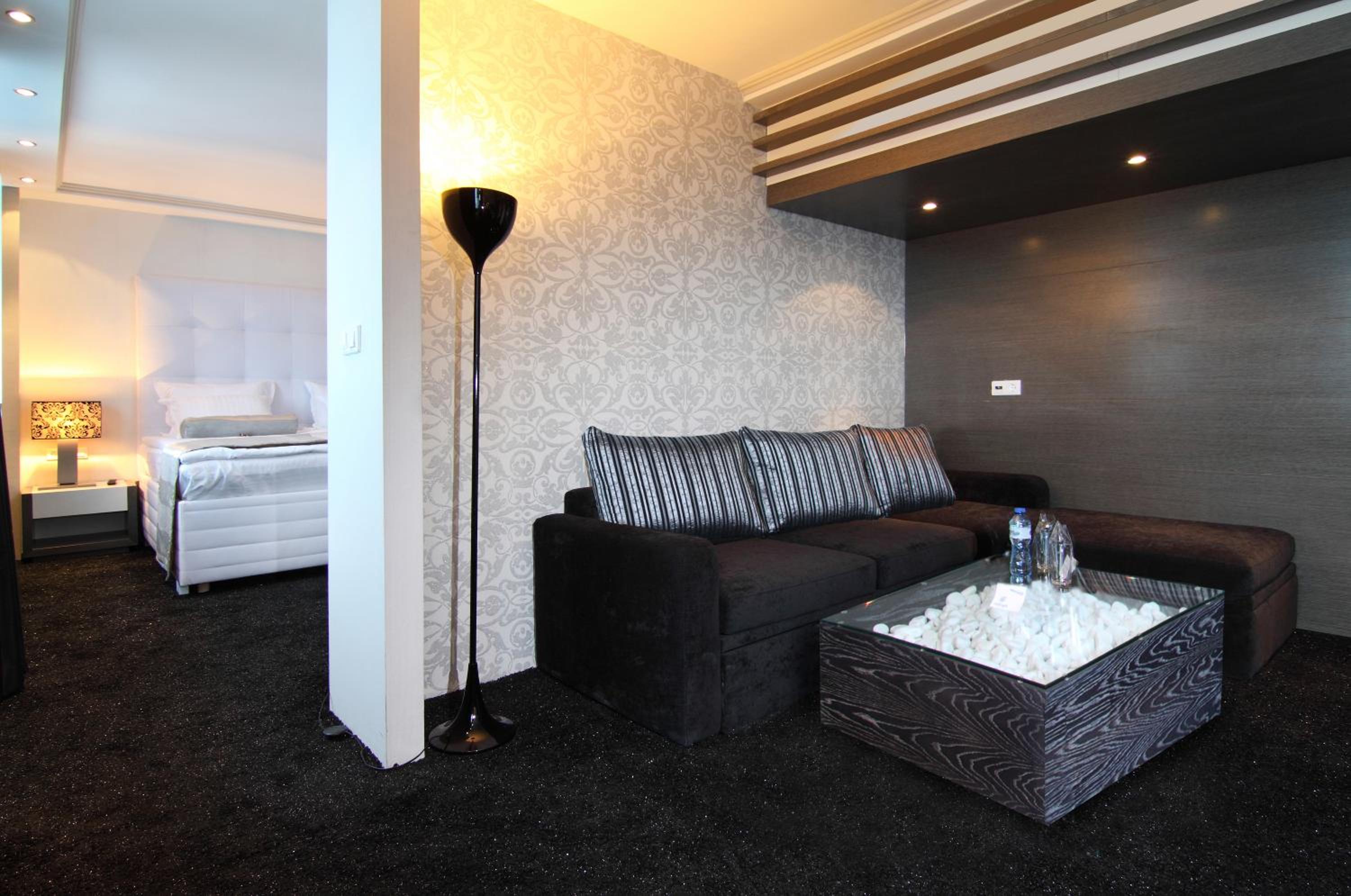 Executive Suite with River View and Free Parking