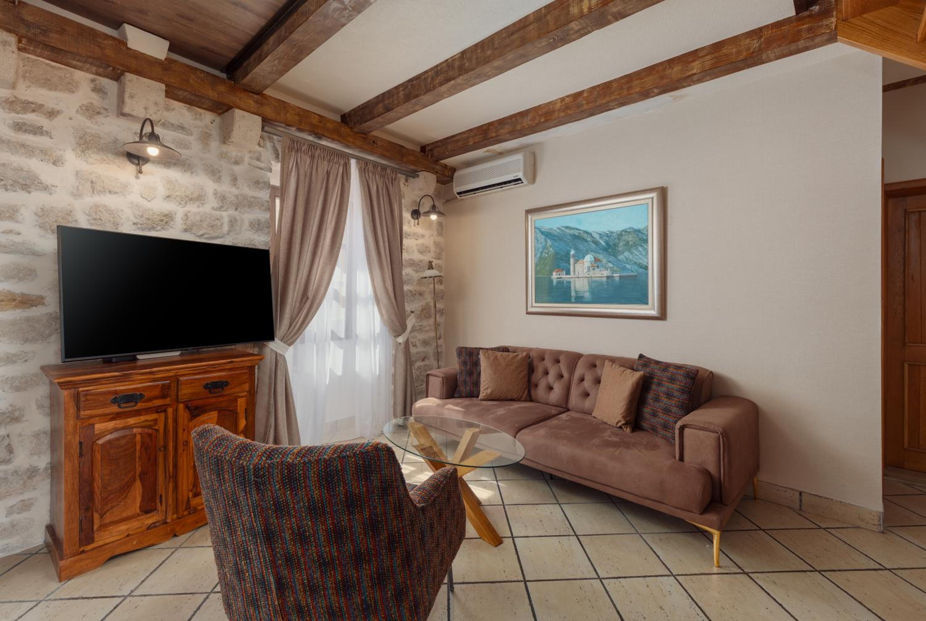 Private Entrance Three Bedroom Villa with Private Garden and Pool / Annex A