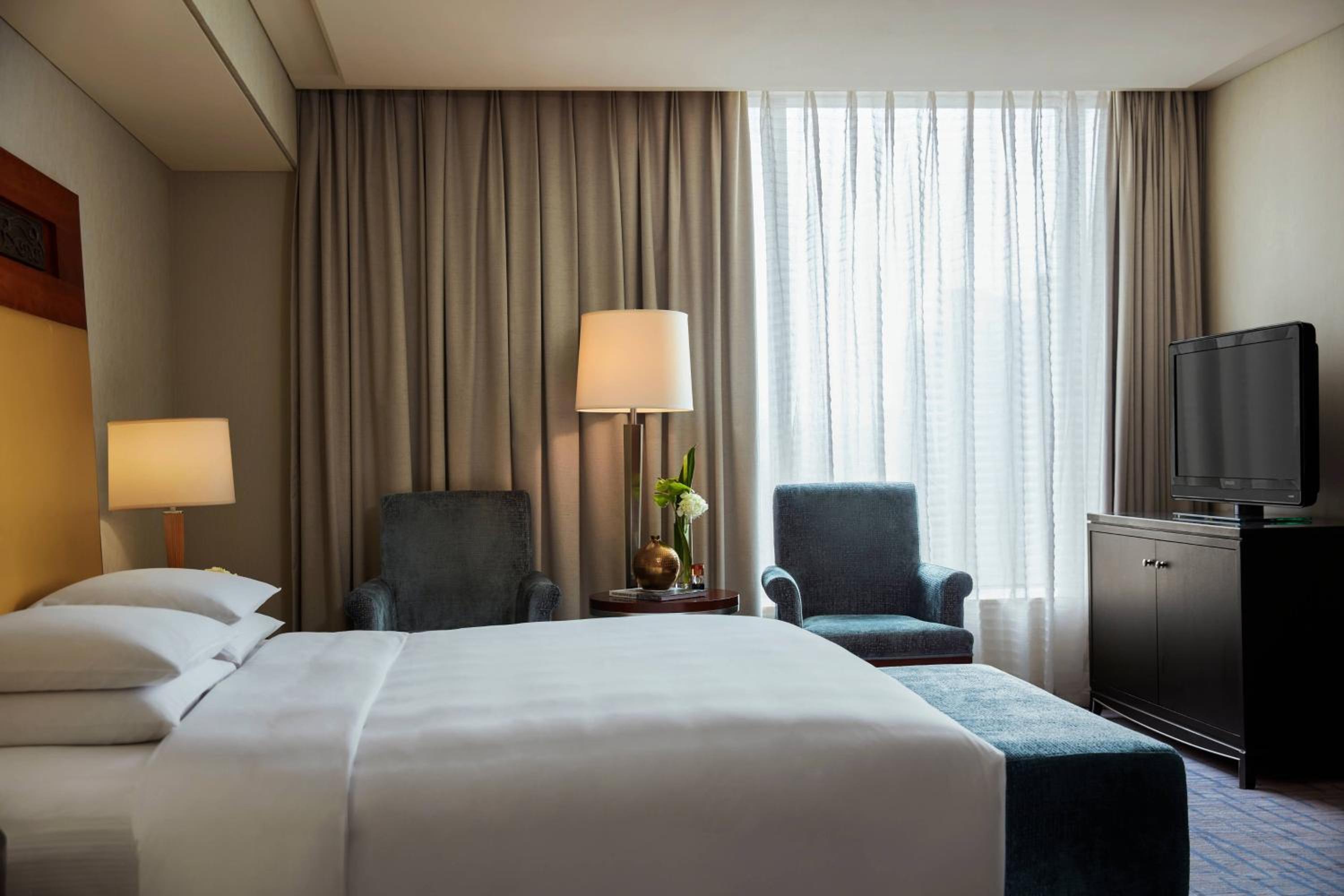 R Suite room with King Bed