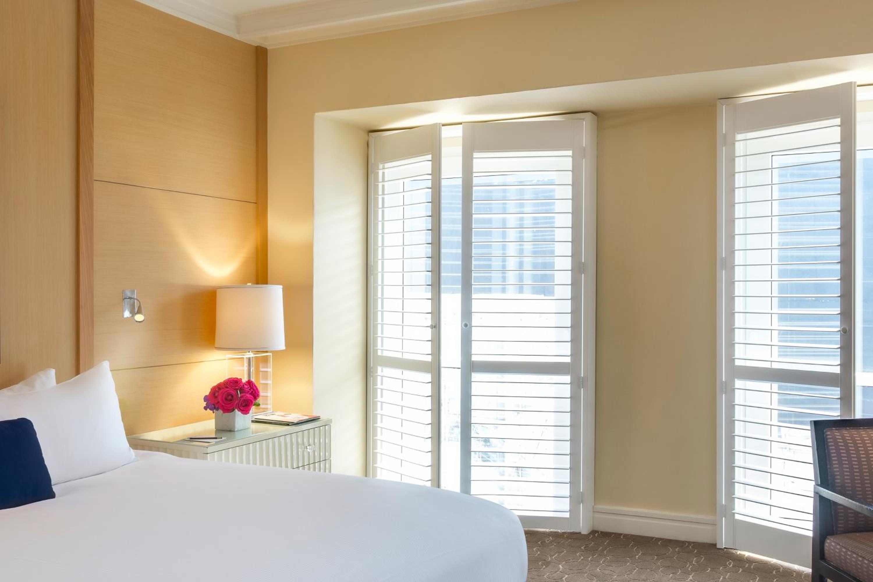 Beverly Luxury Room, 1 king-size bed, Beverly Blvd View