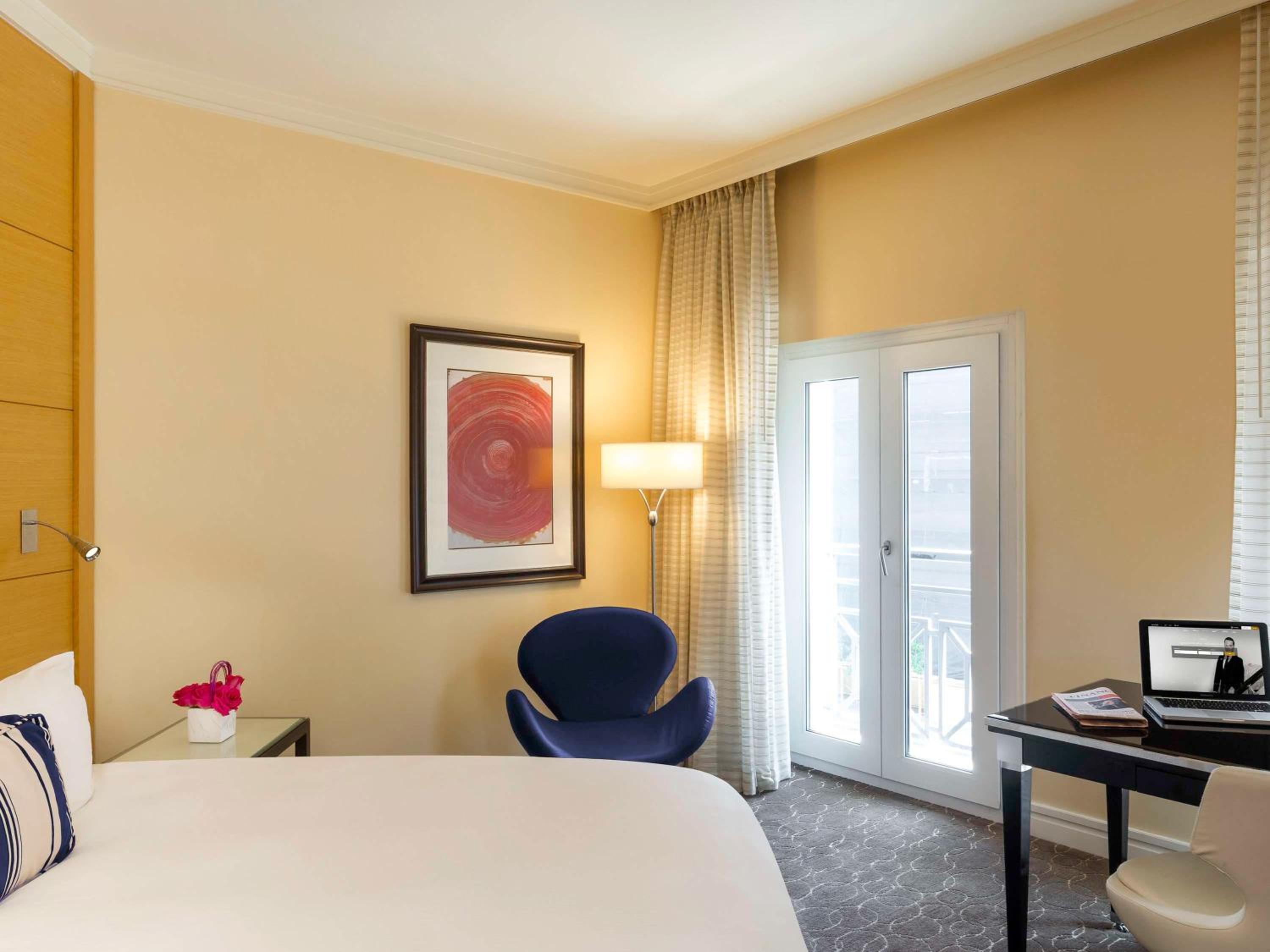 Beverly Luxury Room, 1 king-size bed, Beverly Blvd View