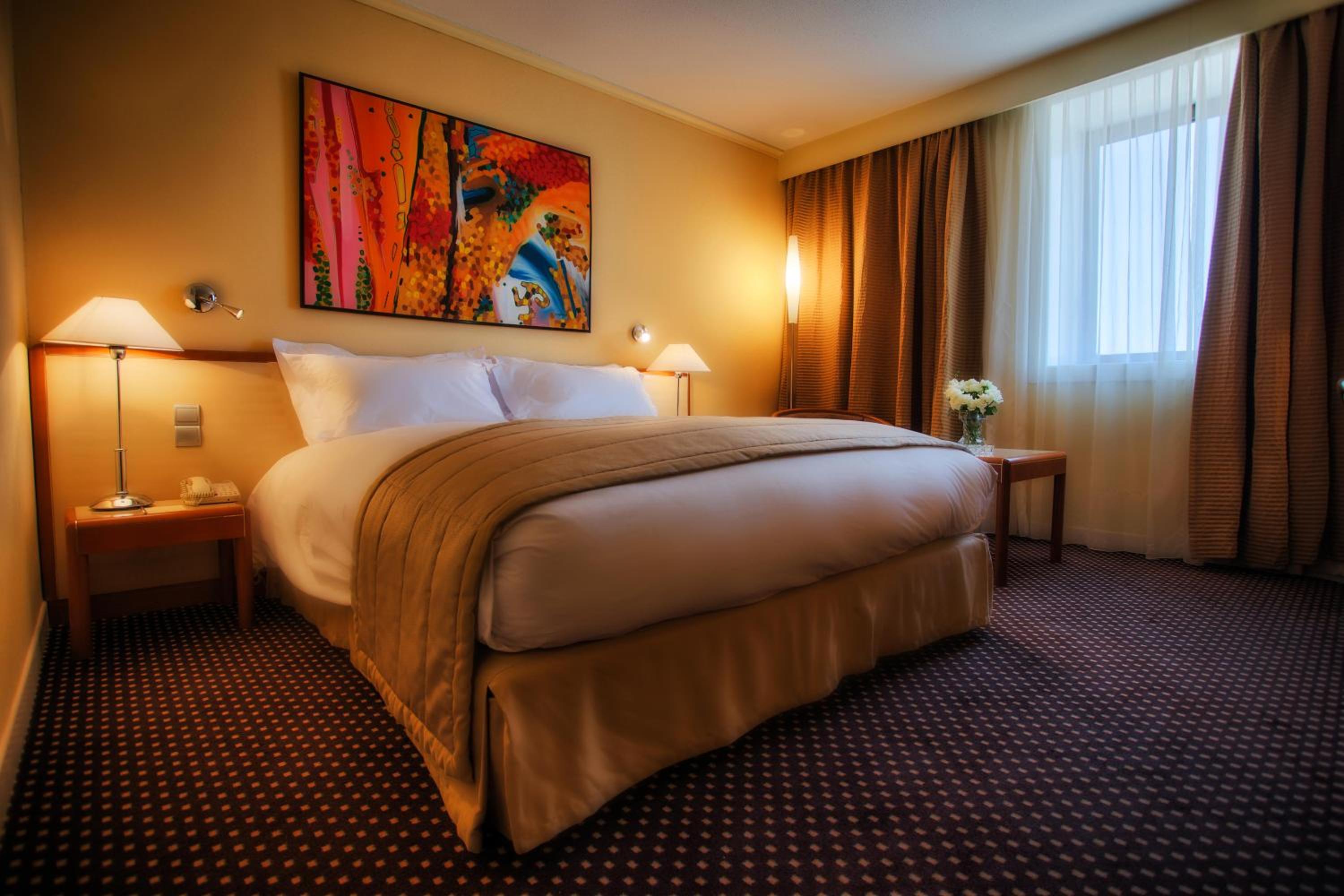 Superior King Room with City View