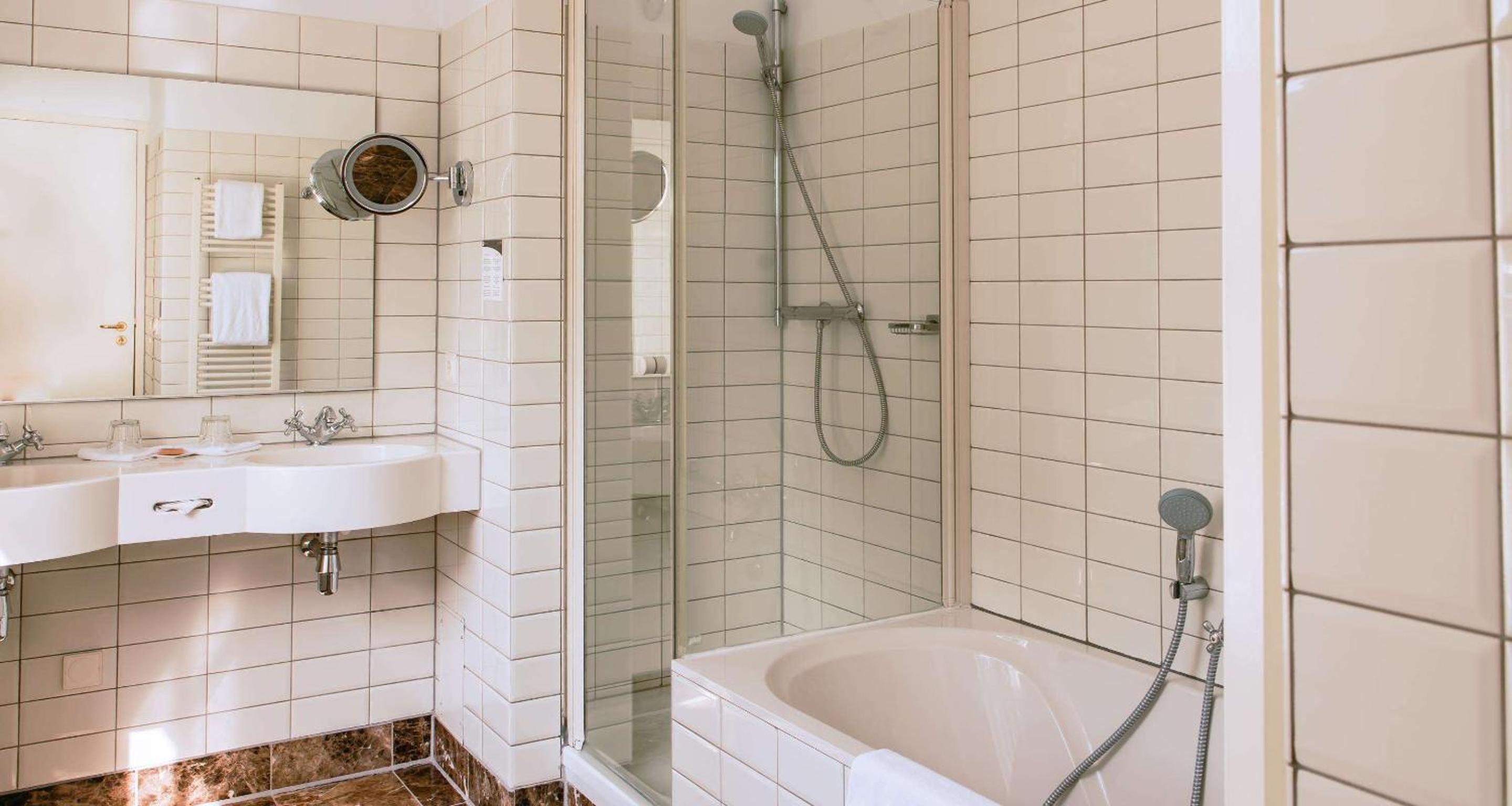 Empire Superior Corner