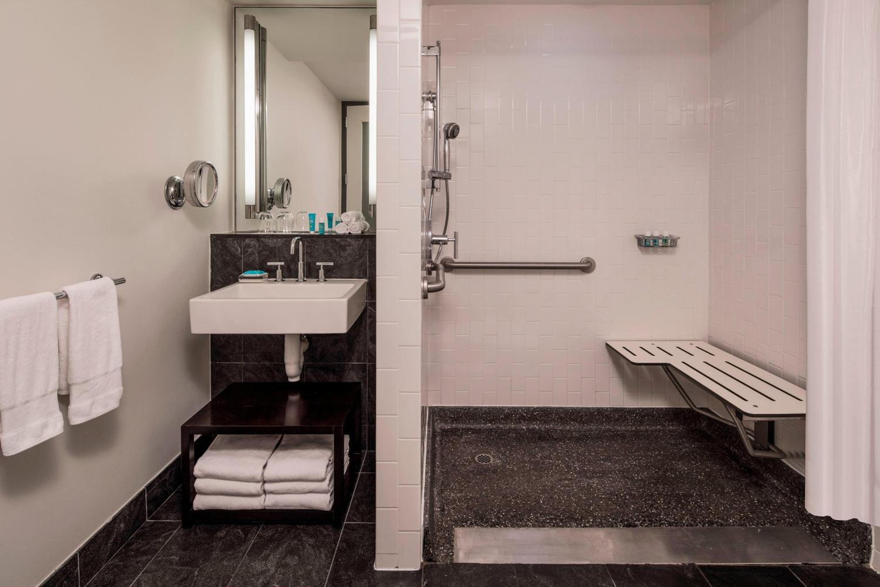 Deluxe Queen Room with River View