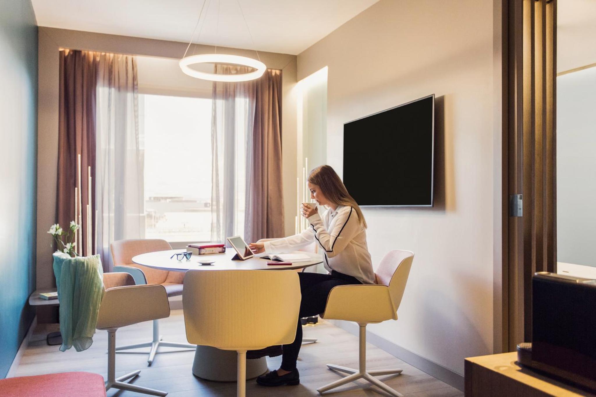 Junior Queen Suite - Plaza Building