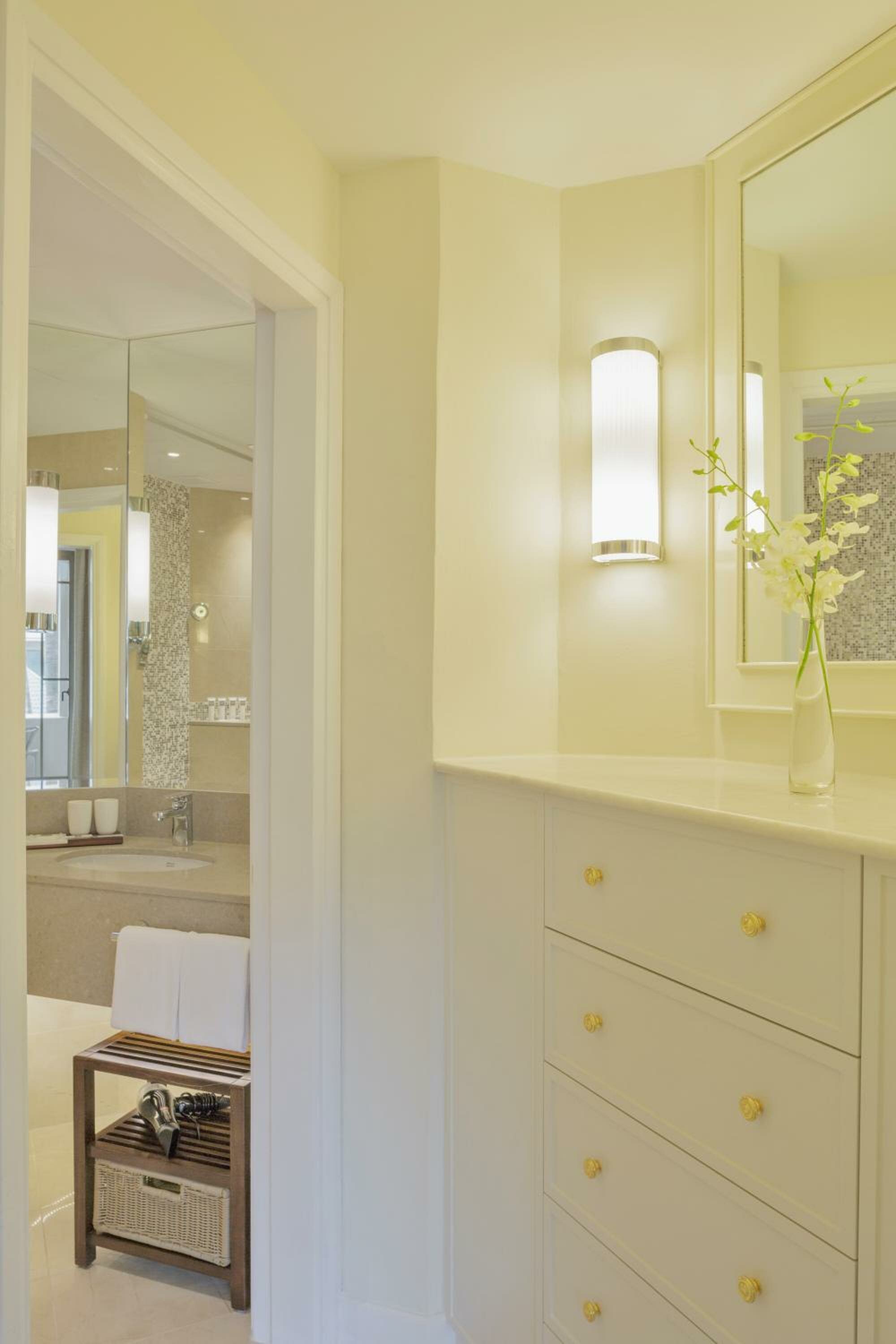 Select Studio with Breakfast, Afternoon Tea and Happy Hour