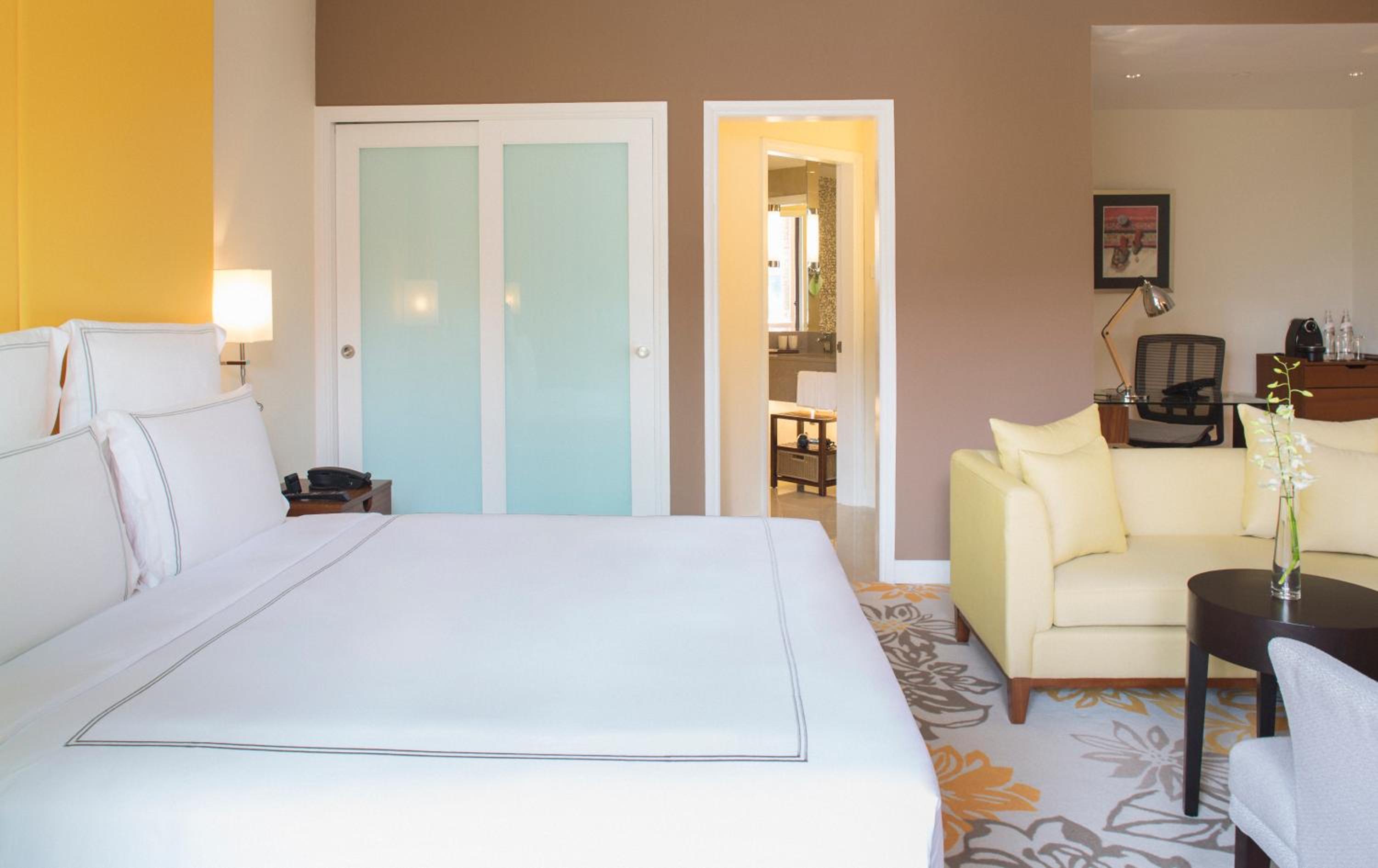 Select Studio with Breakfast, Afternoon Tea and Happy Hour