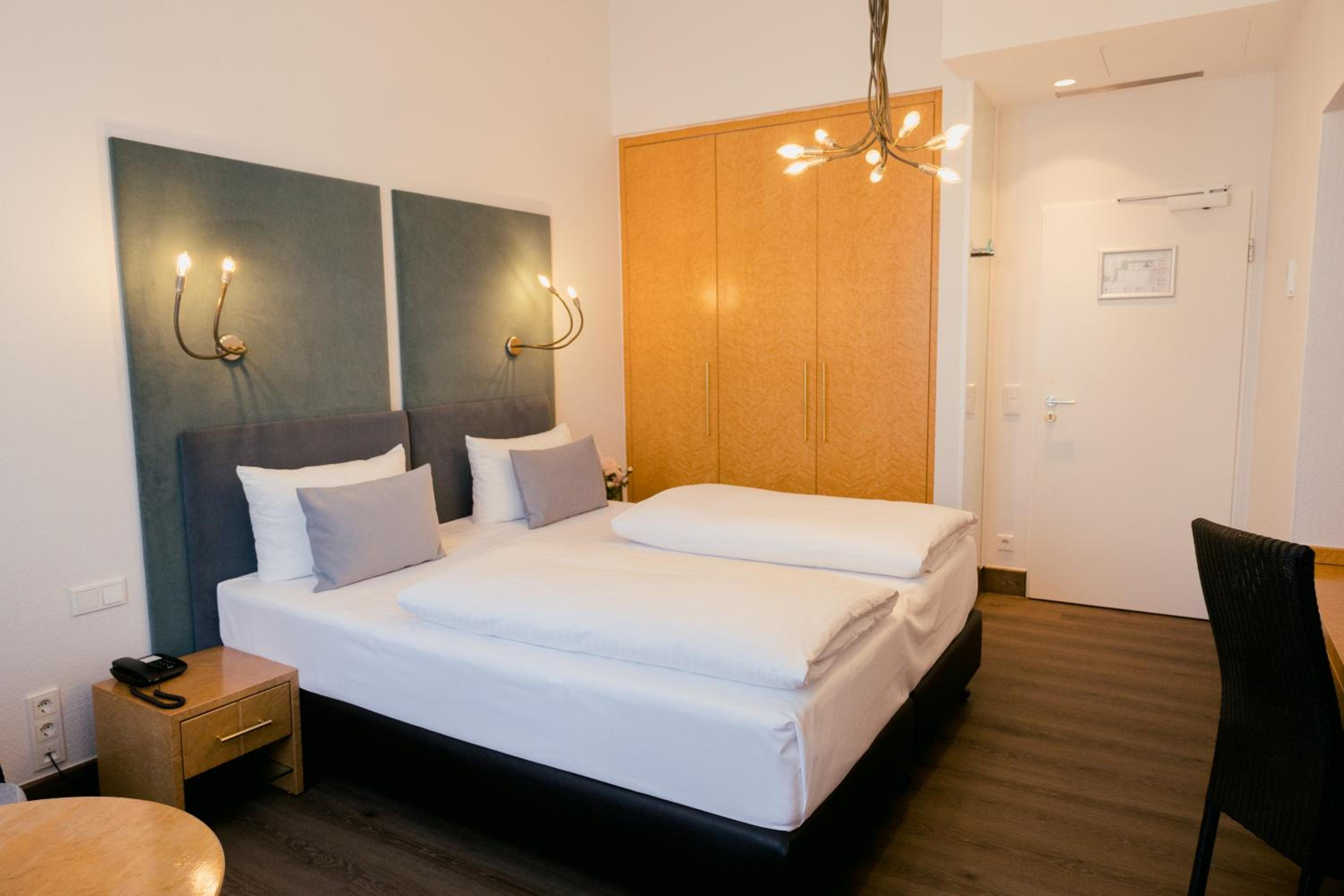 Comfort Double Room (bed size 71 in)