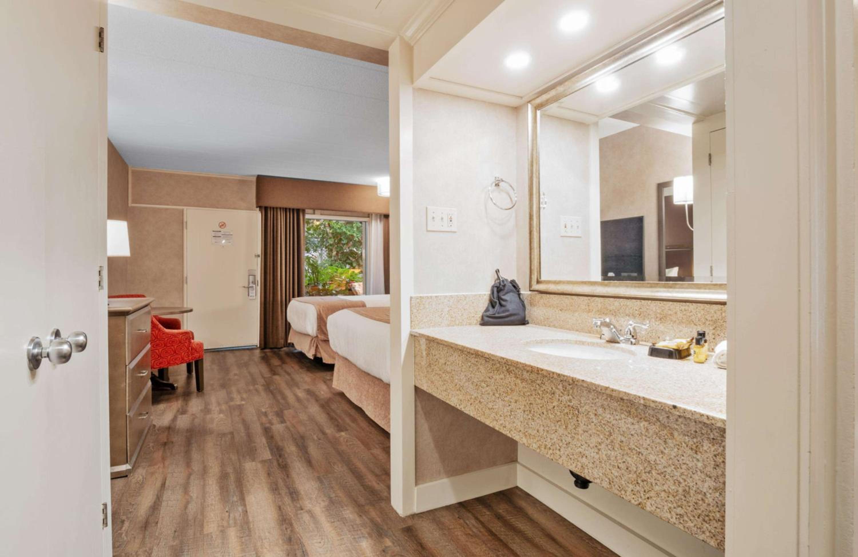 Queen Room with Two Queen Beds with Courtyard View - Ground Floor