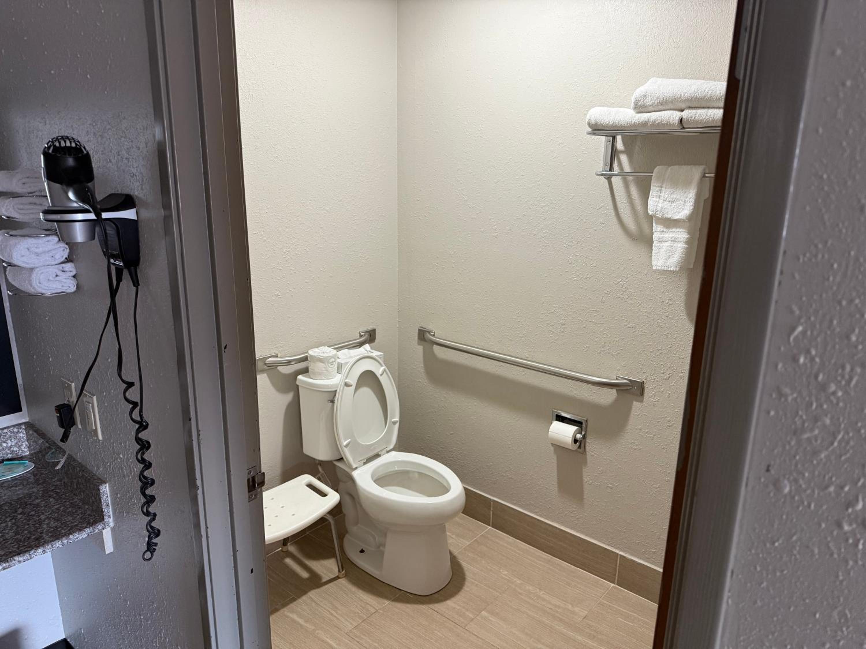 King Room with Bath Tub - Mobility Accessible/Non-Smoking