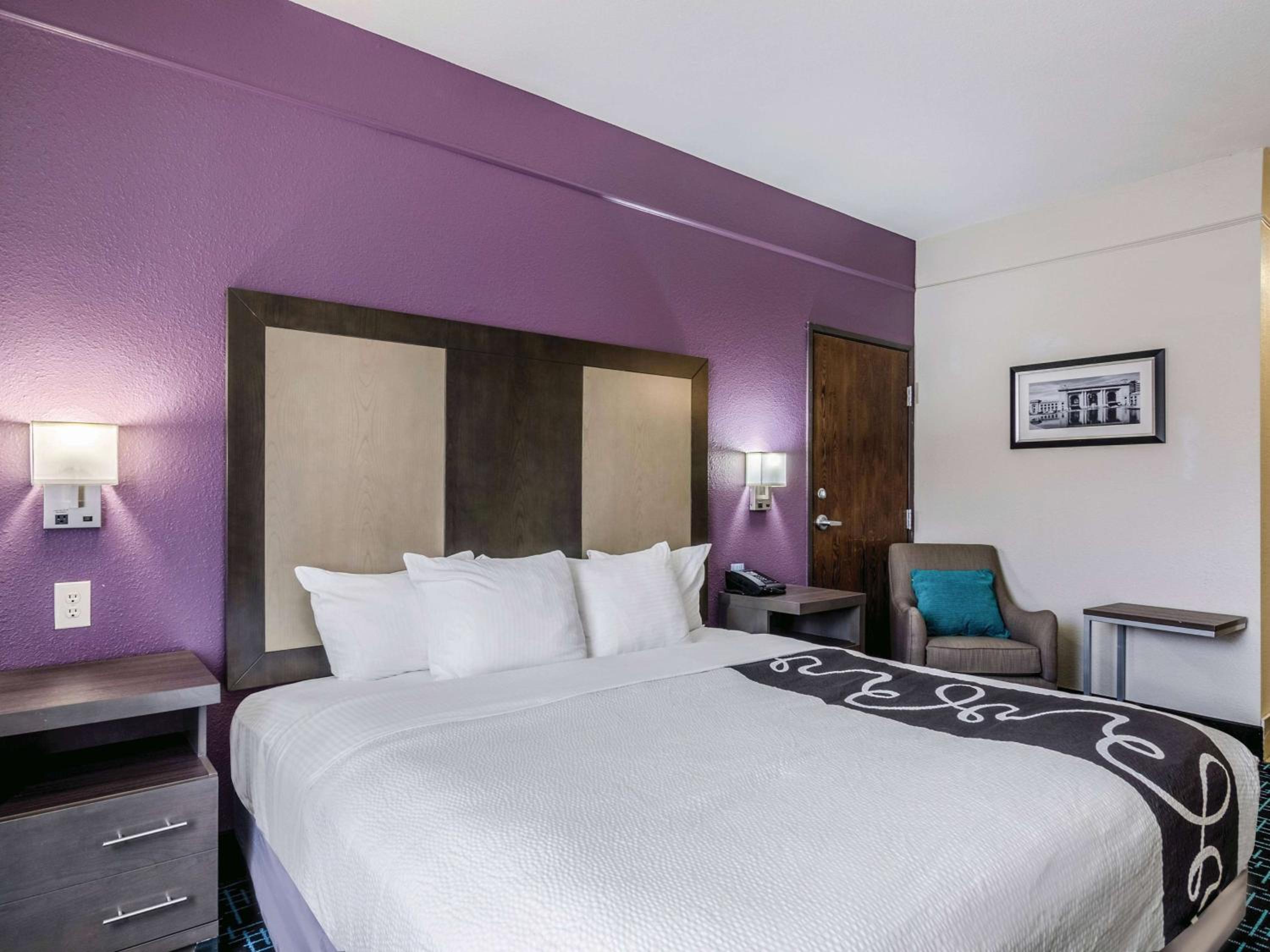 King Room with Bath Tub - Mobility Accessible/Non-Smoking