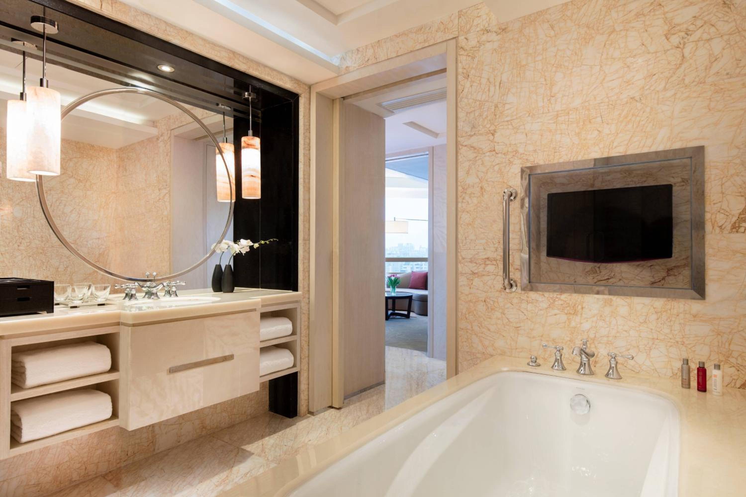 Premier Suite--up to 2 Breakfasts