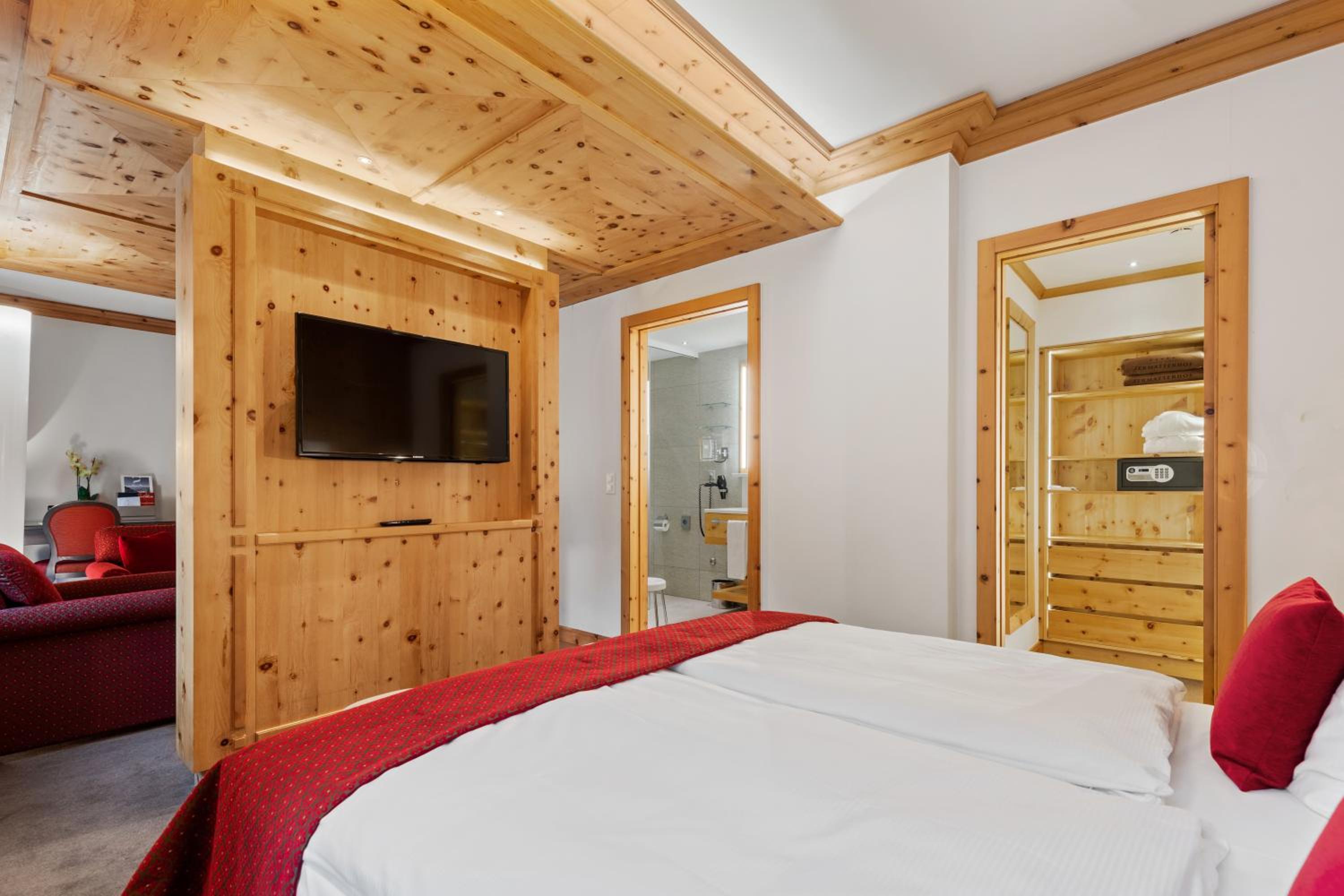 Superior One-Bedroom Suite with Matterhorn View