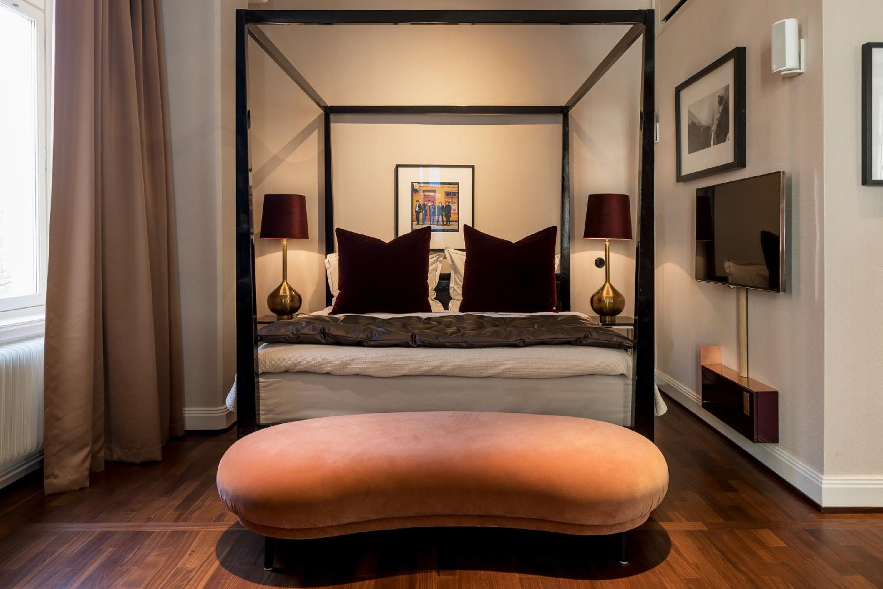 Large King Room with Street View