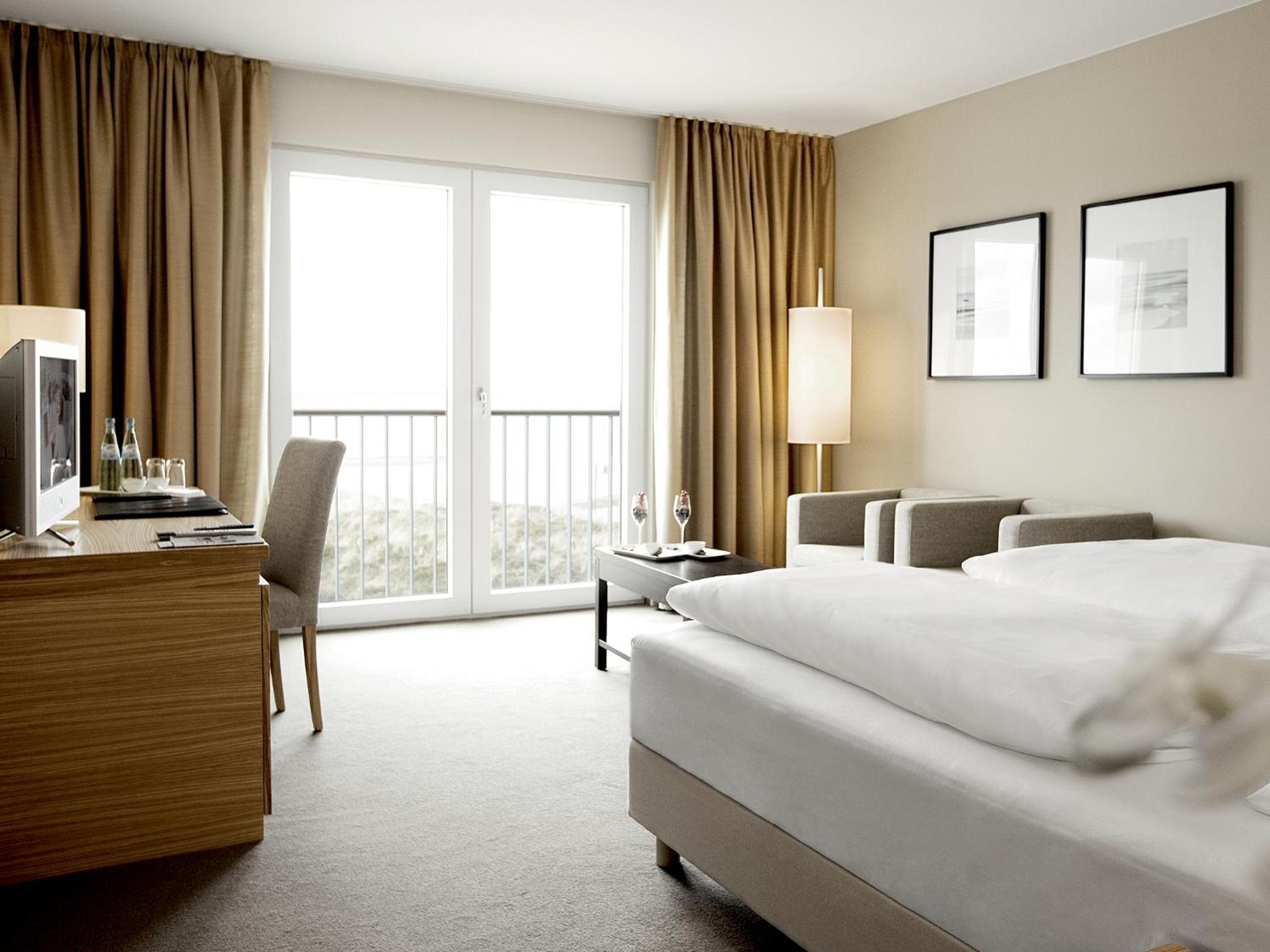 Deluxe Double Room with Side Sea View