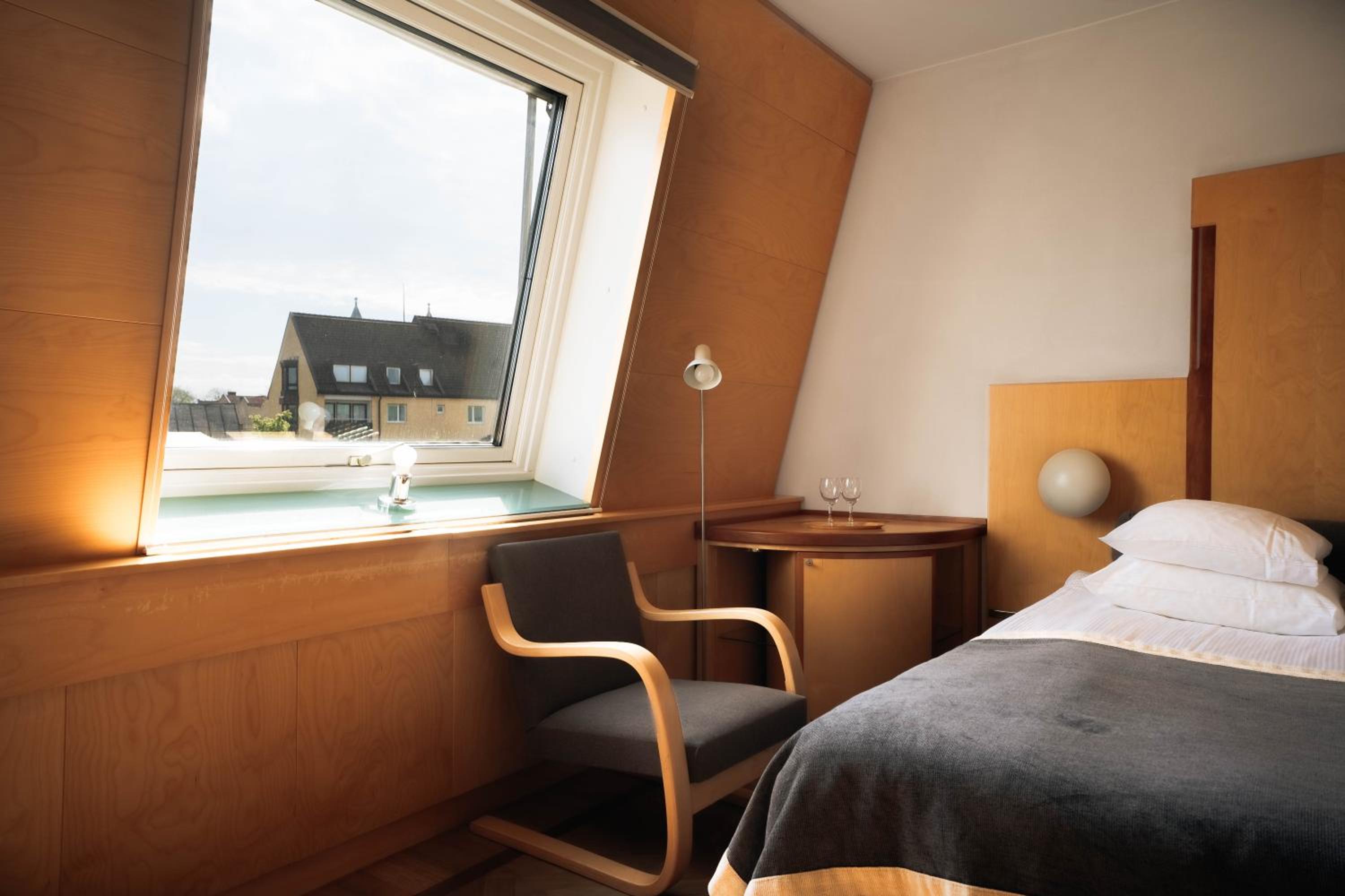 Queen Room (55 in bed)