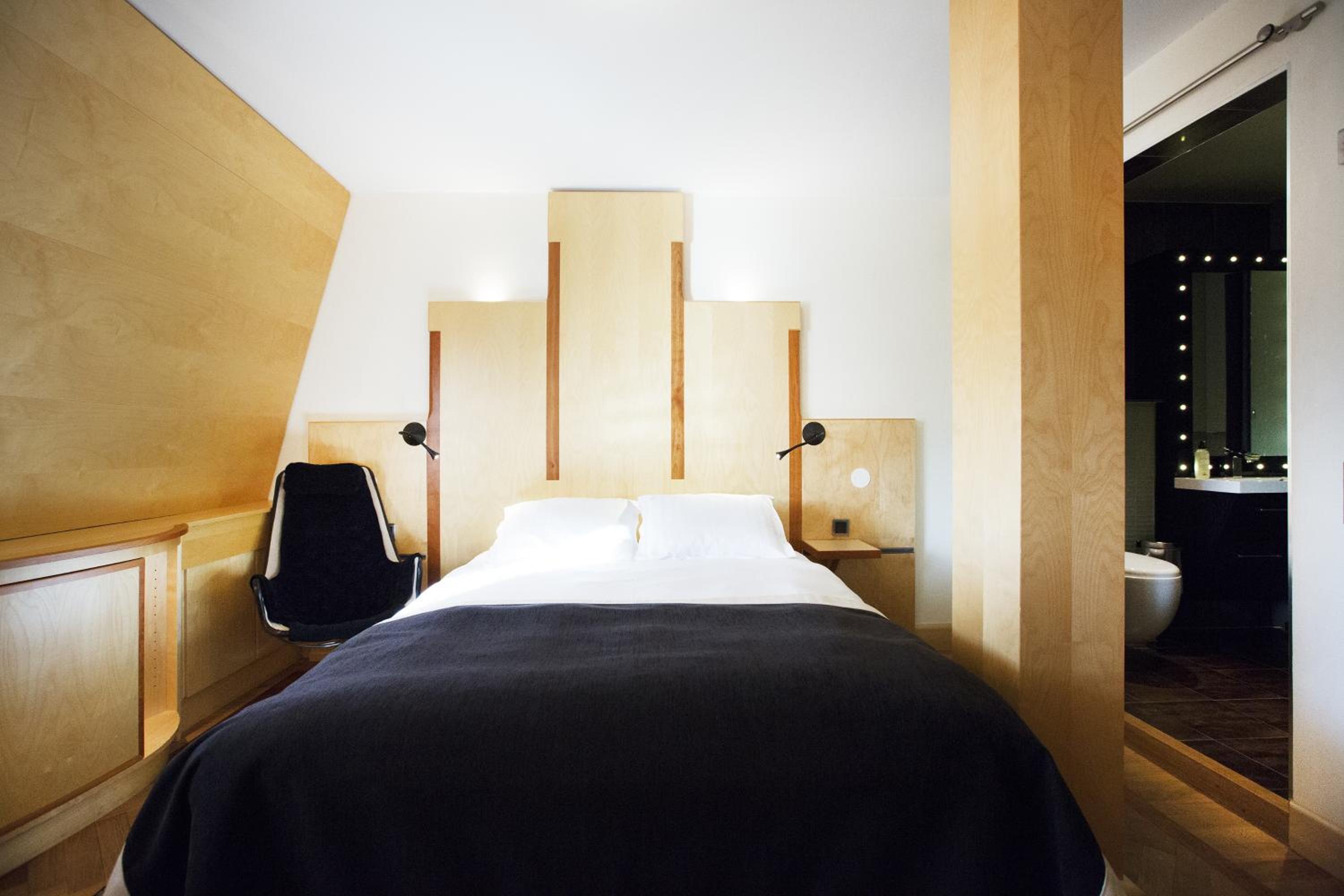 Queen Room (55 in bed)