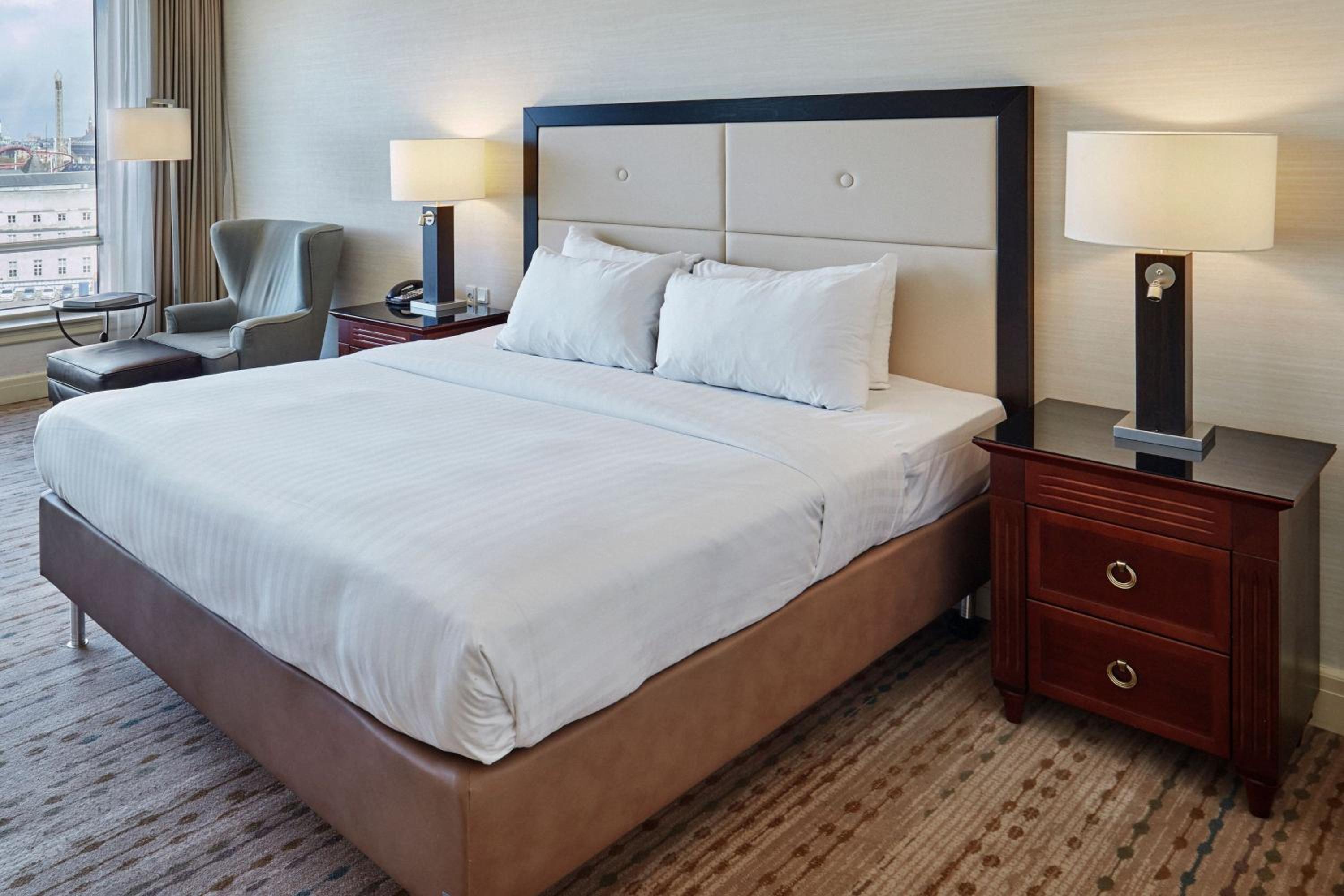 Deluxe Guest Room, 1 King, City View