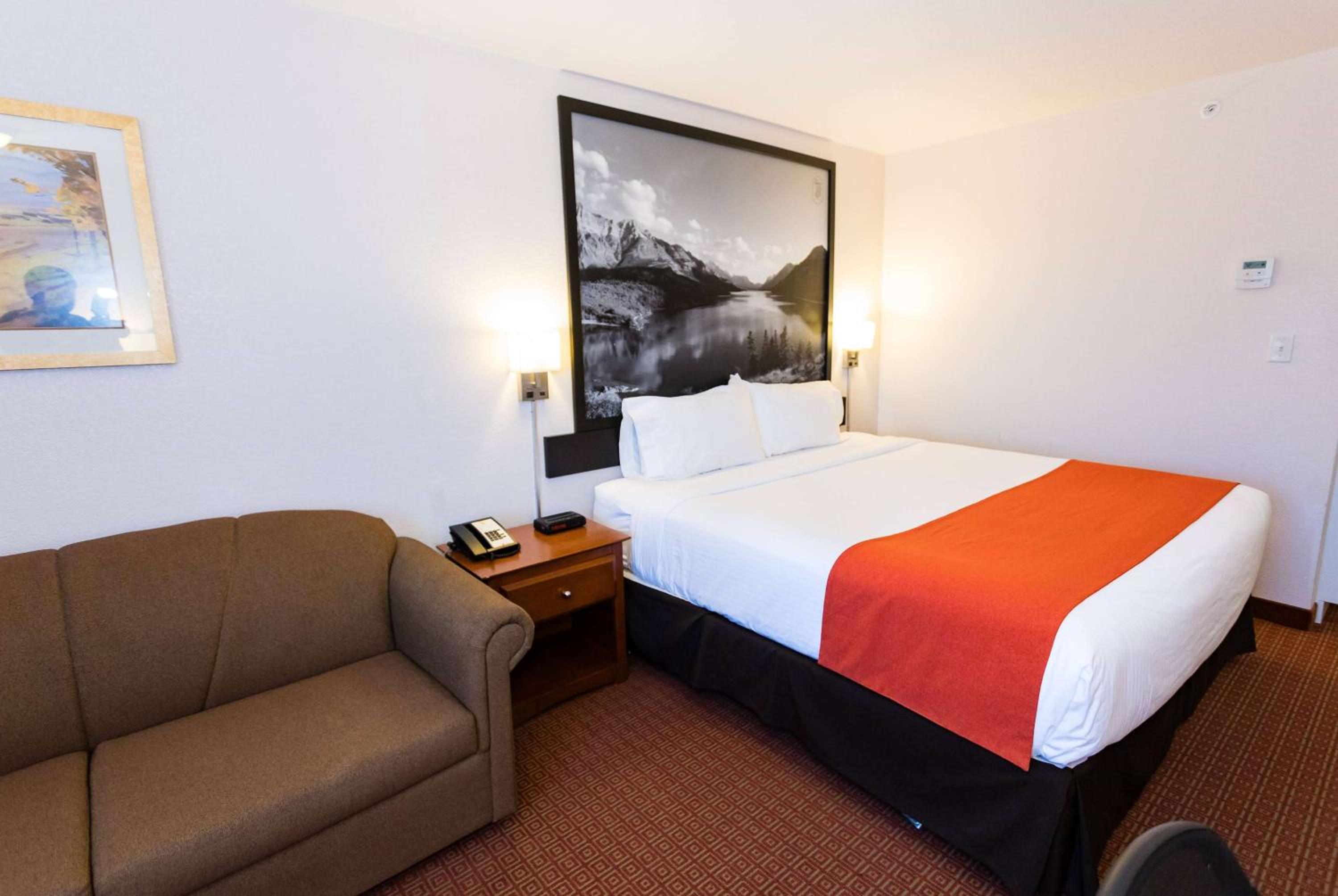 Queen Room with Sofa Bed - Non-Smoking