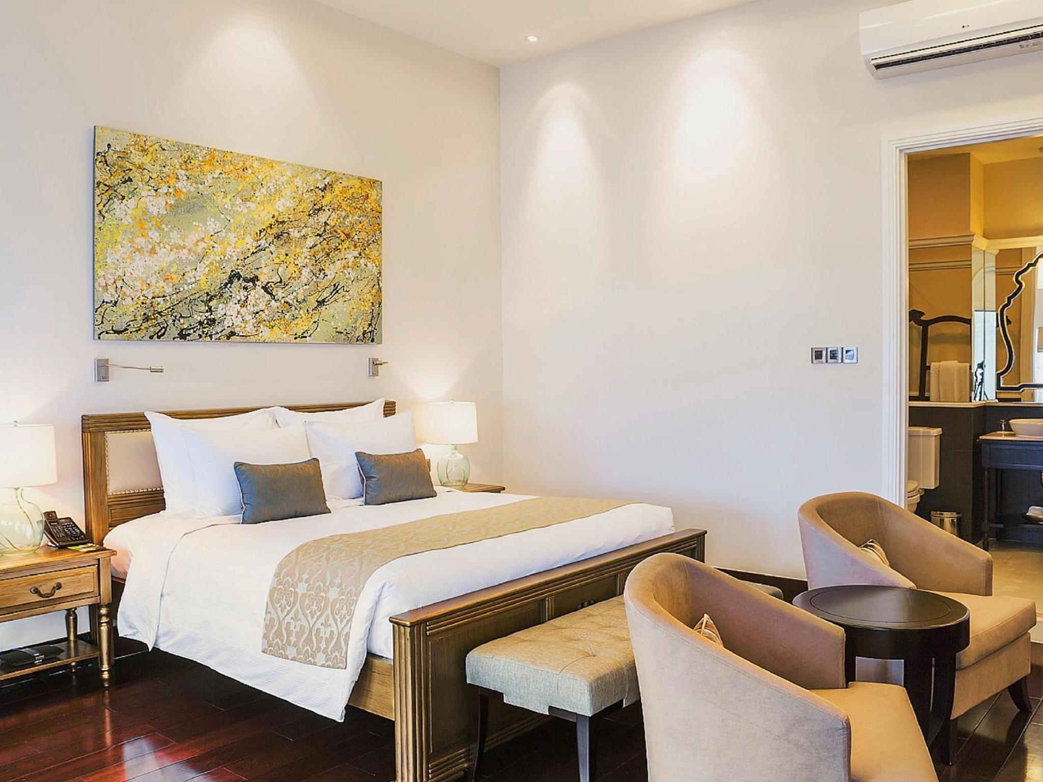 Sanctuary River Room