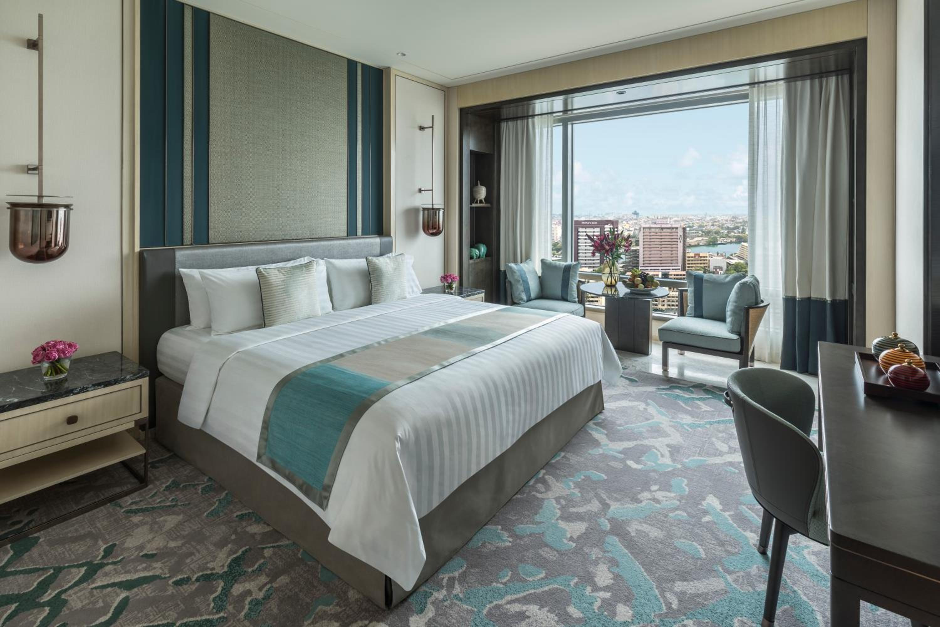 Horizon Club Lake View King - Lounge Access on 32nd floor including daily breakfast, complimentary daily high tea, happy hour, and canapés.