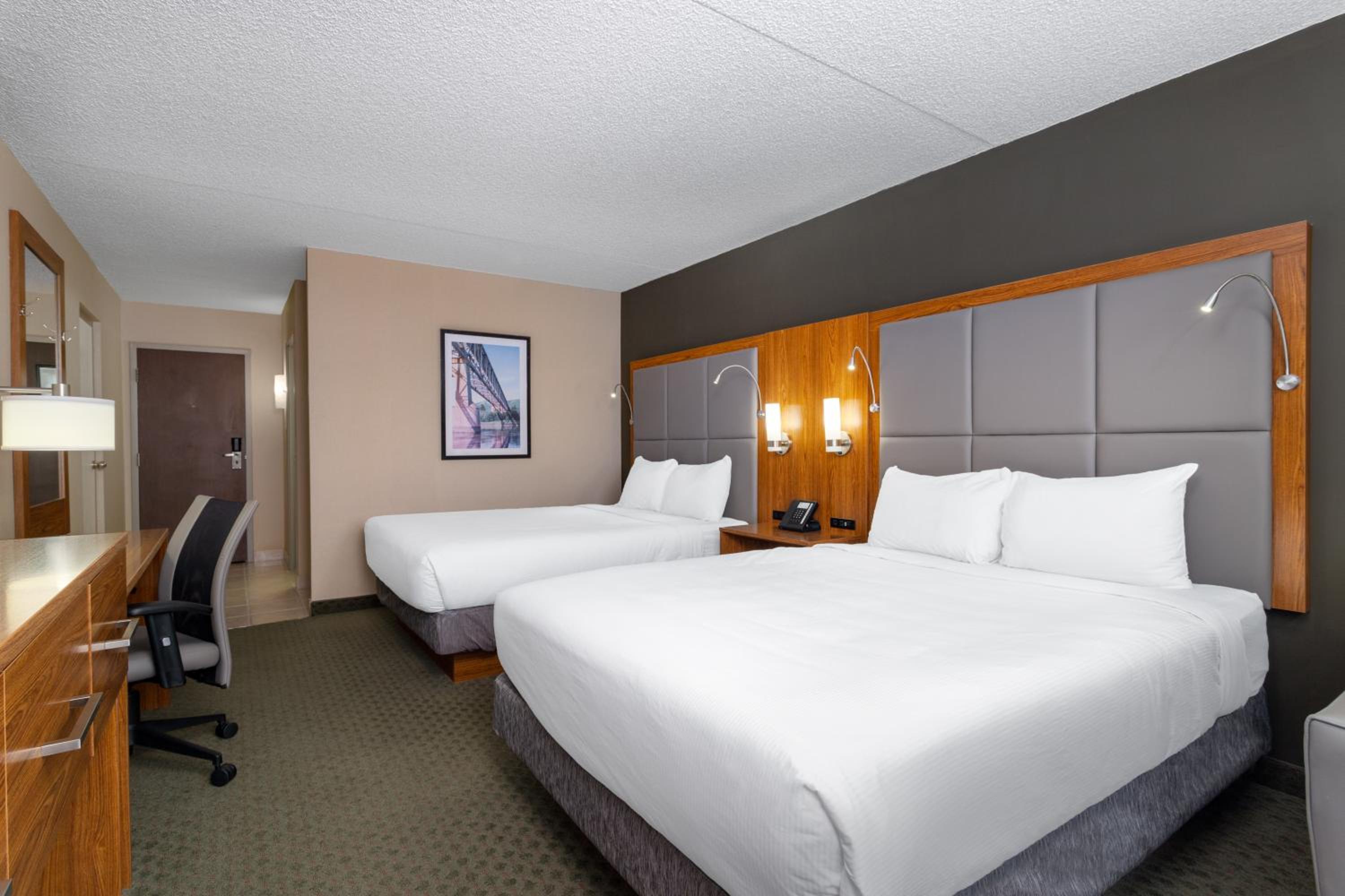 Deluxe Queen Room with Two Queen Beds - Non-Smoking