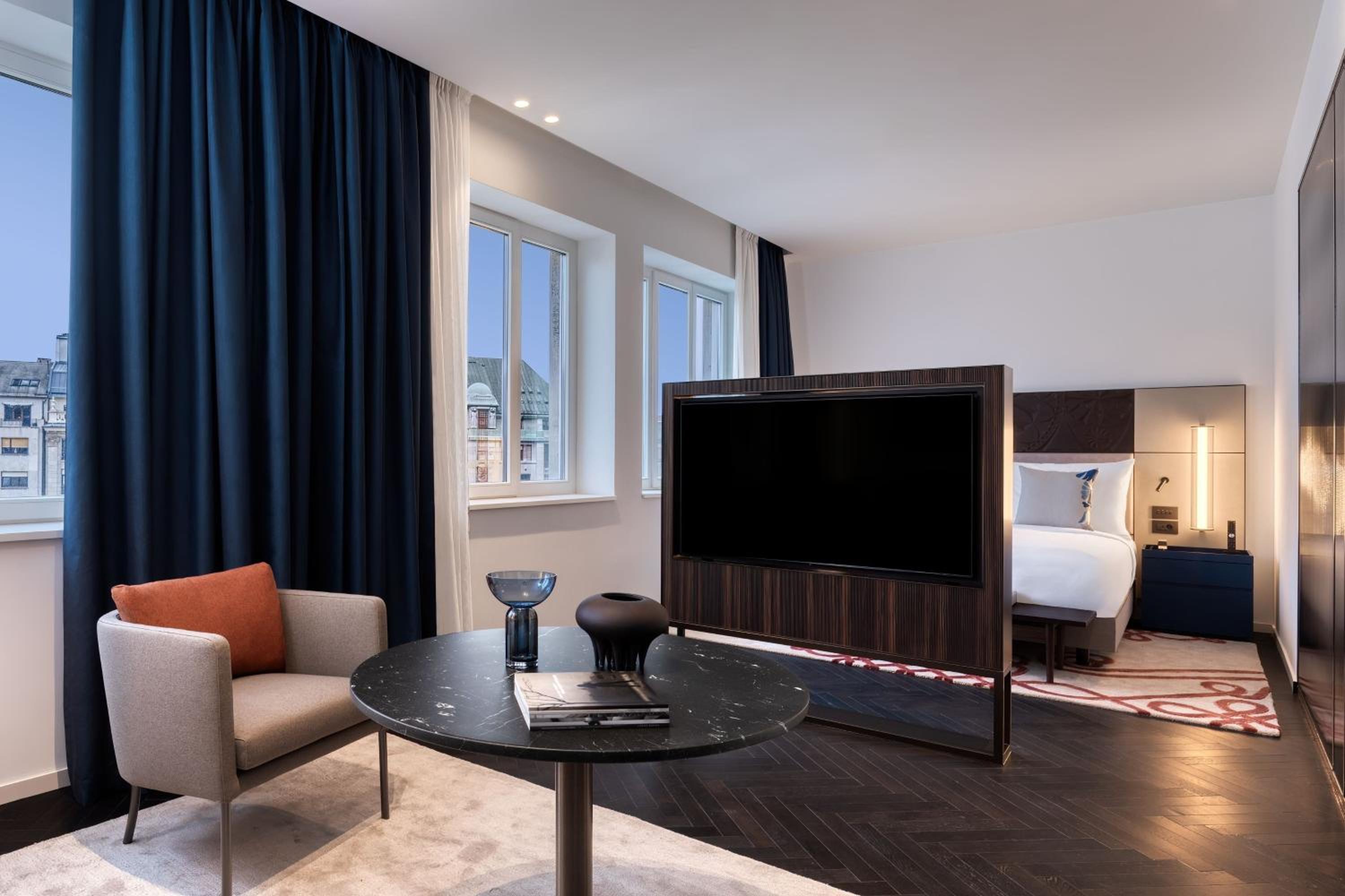 One-Bedroom Contemporary King Studio Suite 